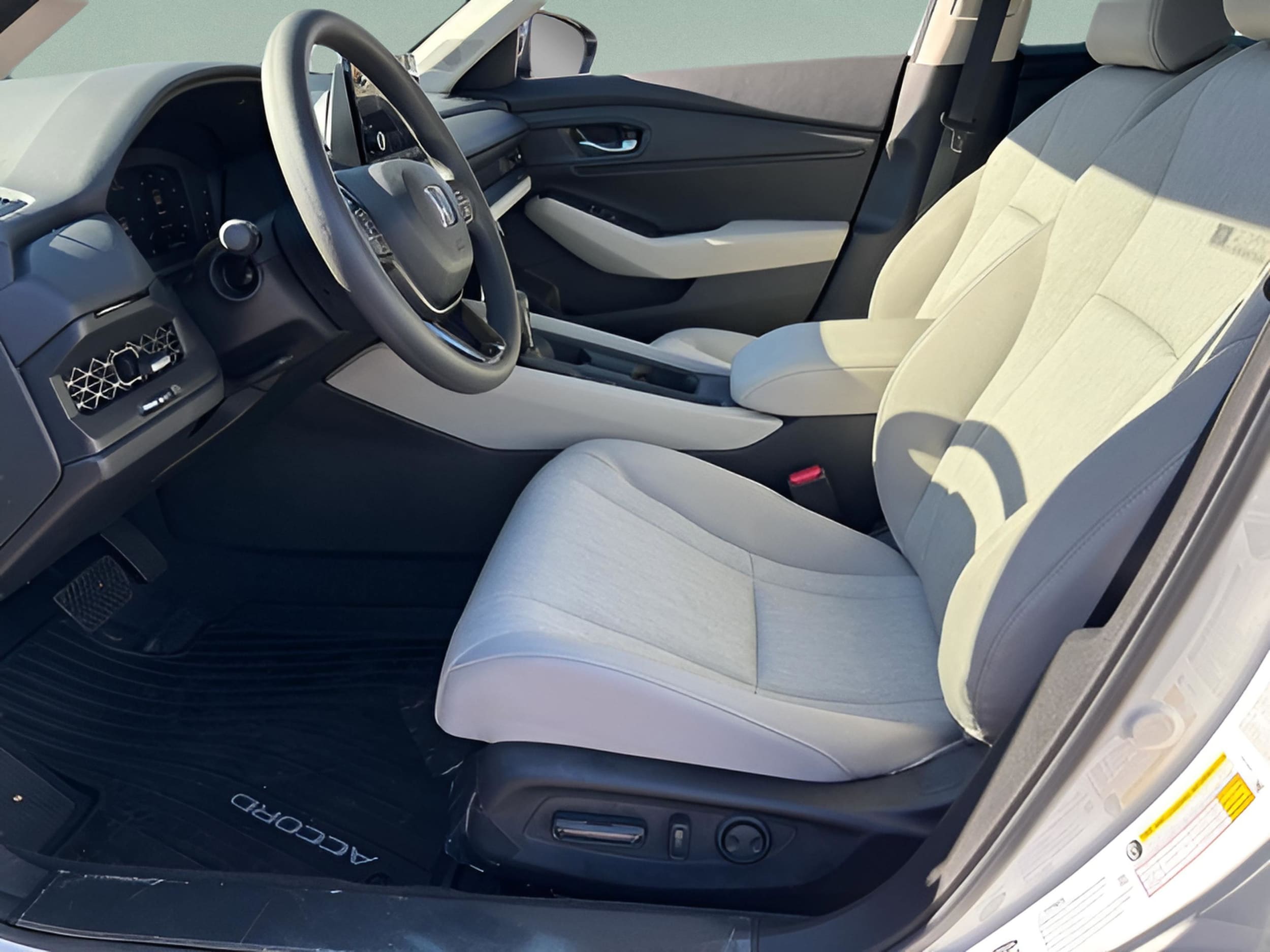 2025 Honda Accord SE - Photo 17