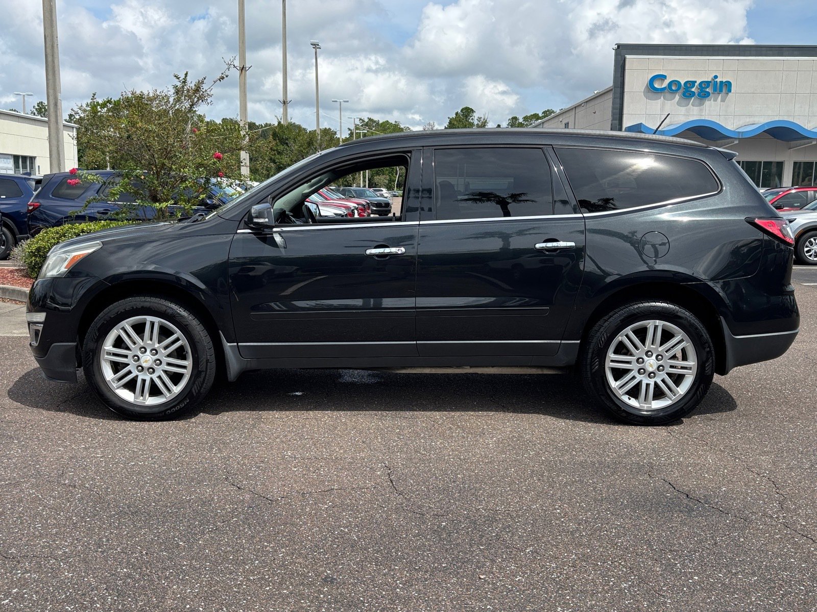 2014 Chevrolet Traverse 1LT photo 2