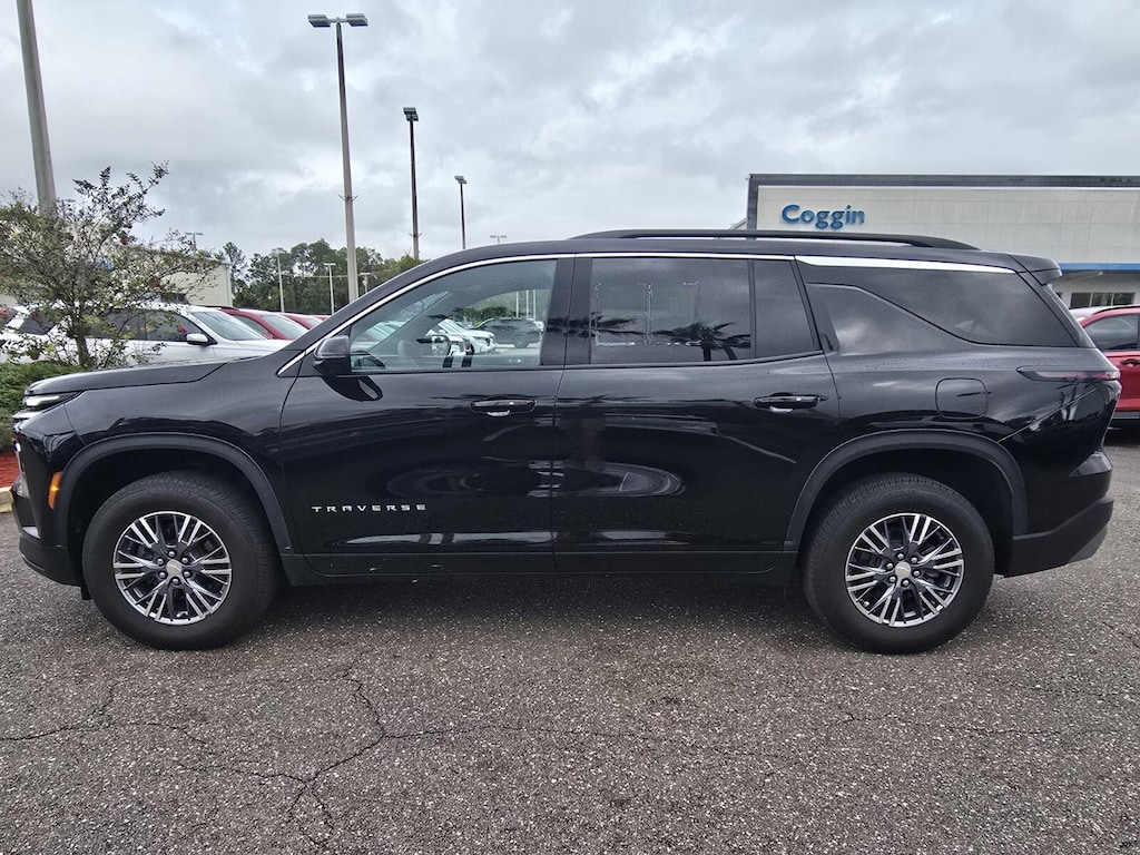 Used 2024 Chevrolet Traverse LT SUV