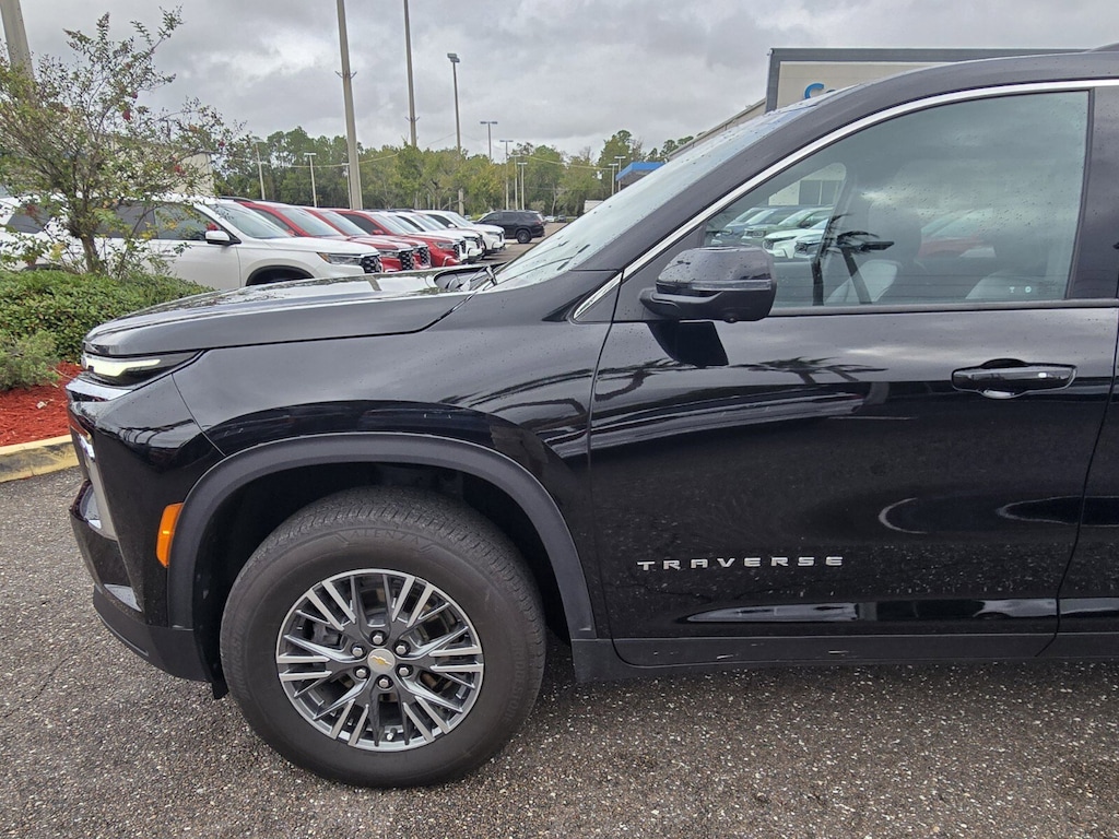 Used 2024 Chevrolet Traverse LT SUV
