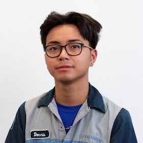 Staff member Dennis Chen from ID_38ff4df85935