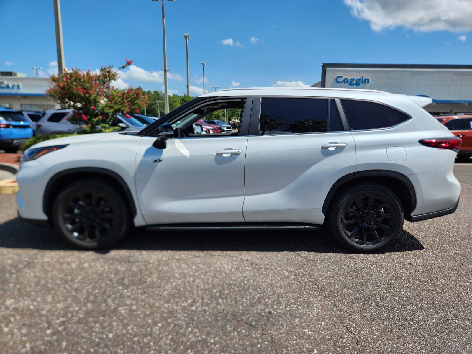 Used 2023 Toyota Highlander XLE with VIN 5TDKDRAH8PS032935 for sale in Jacksonville, FL