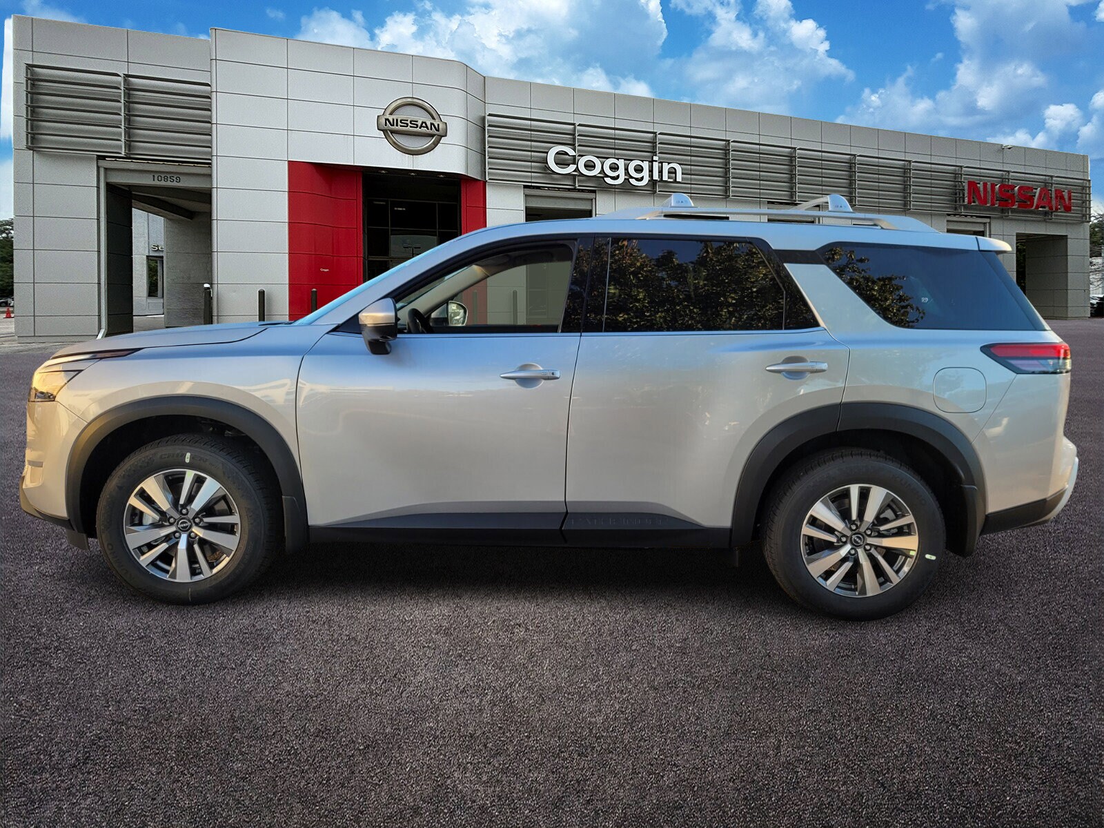 2025 Nissan Pathfinder SL photo 2