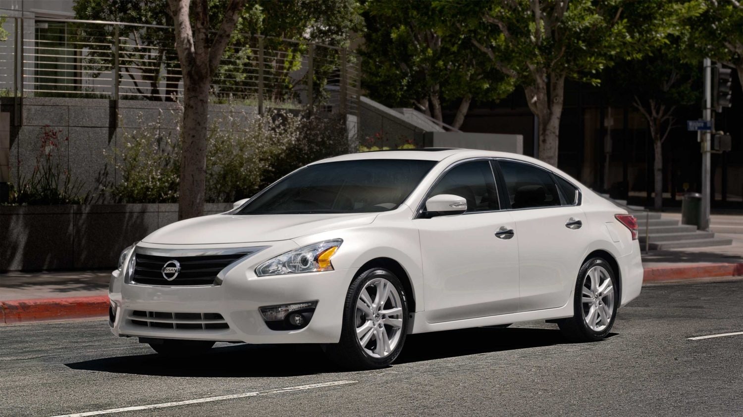 altima-white-exterior-outdoors.jpg.ximg.l_full_m.smart.jpg