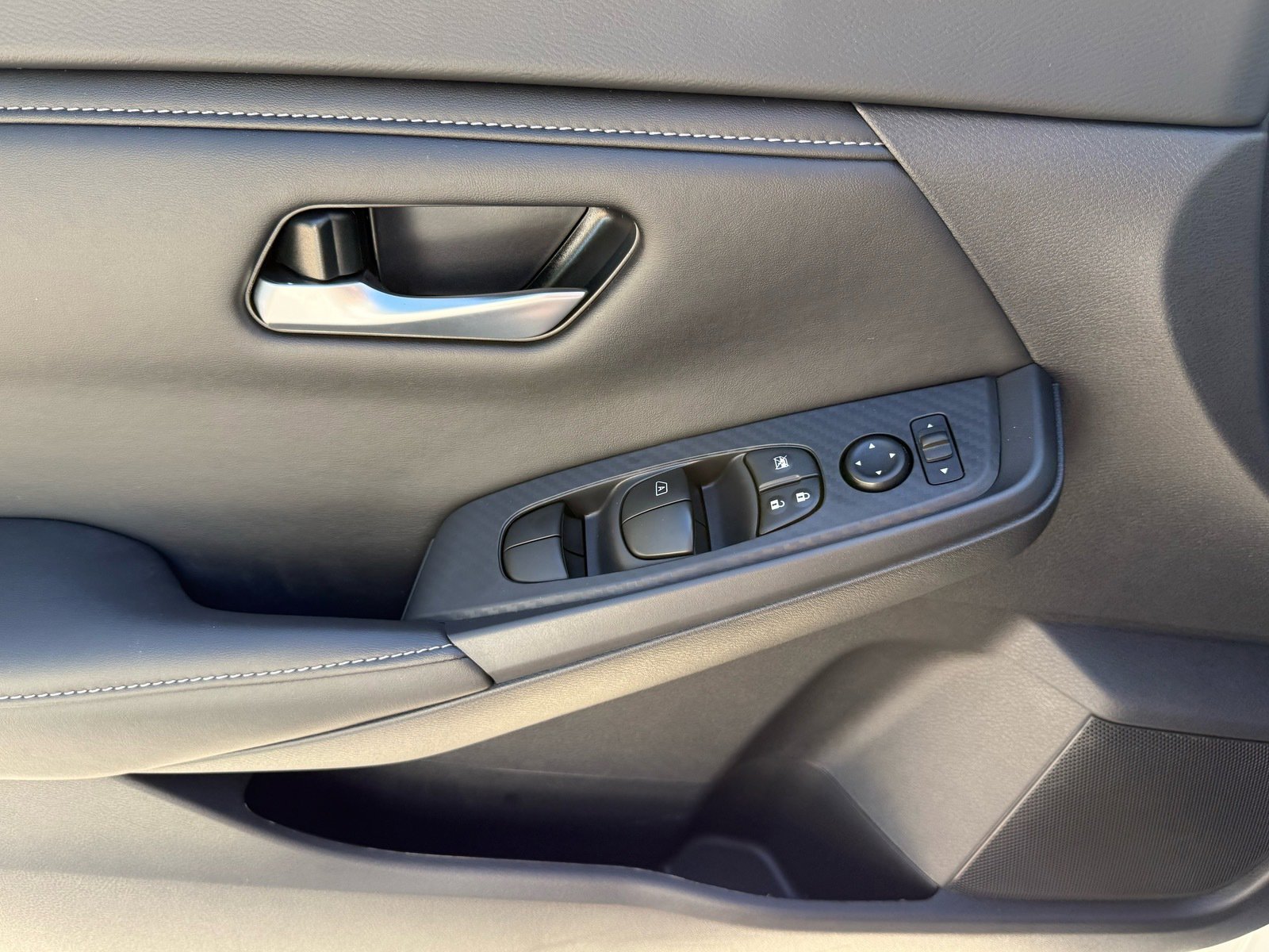 2025 Nissan Sentra SV photo 4