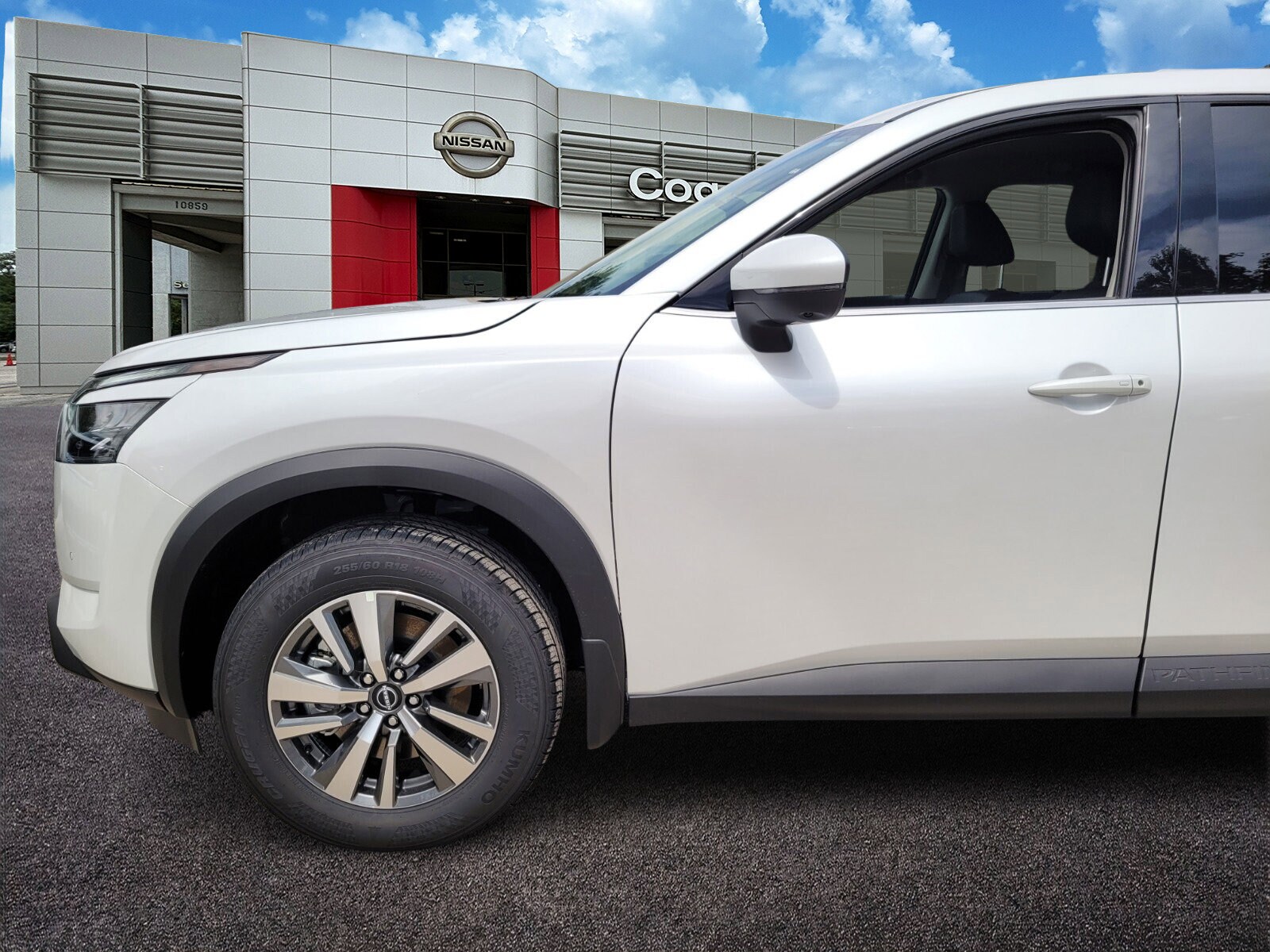 2025 Nissan Pathfinder SL photo 2