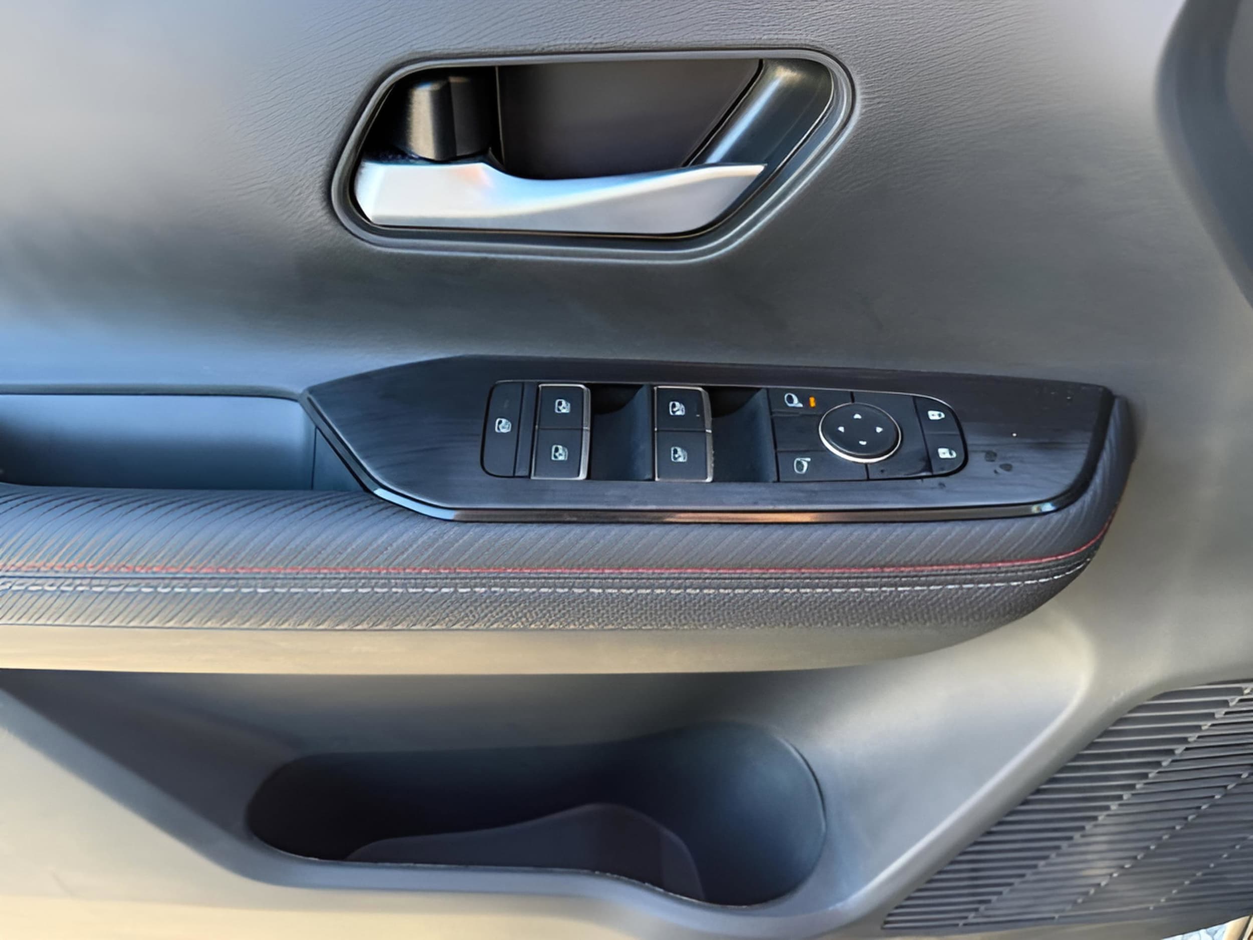 2026 Nissan KICKS SR - Photo 8