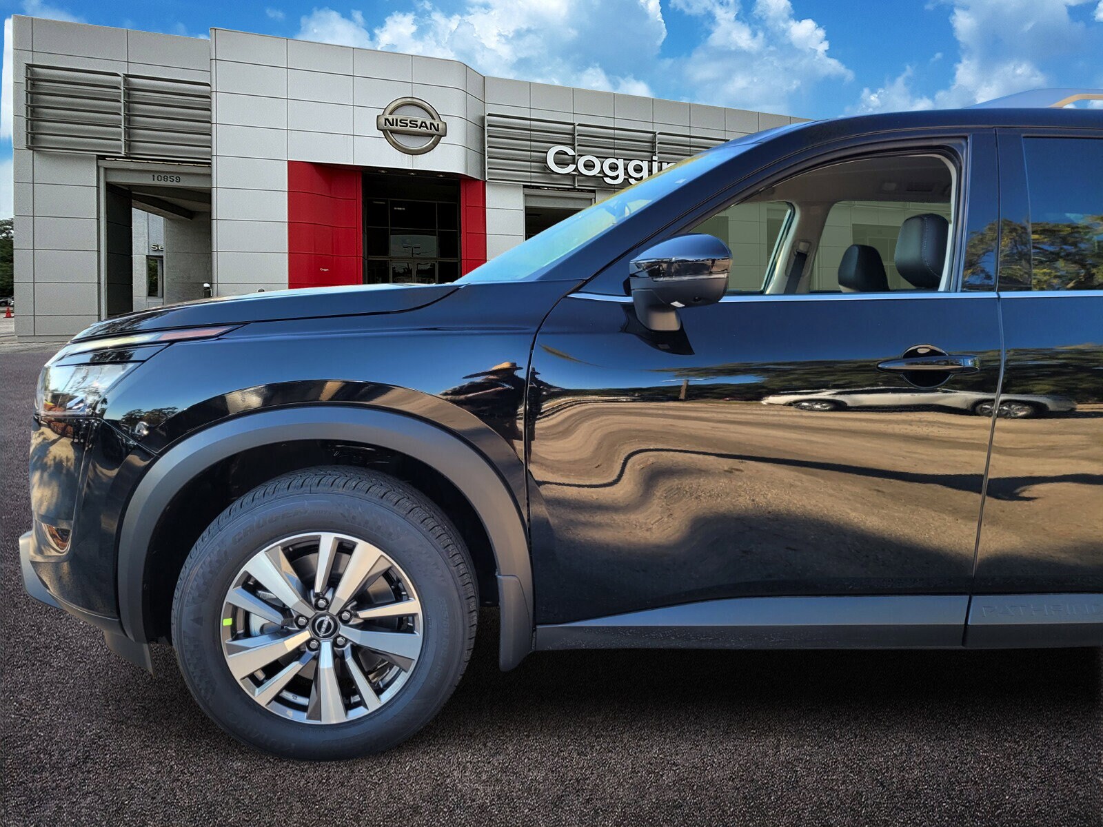 2025 Nissan Pathfinder SL photo 2