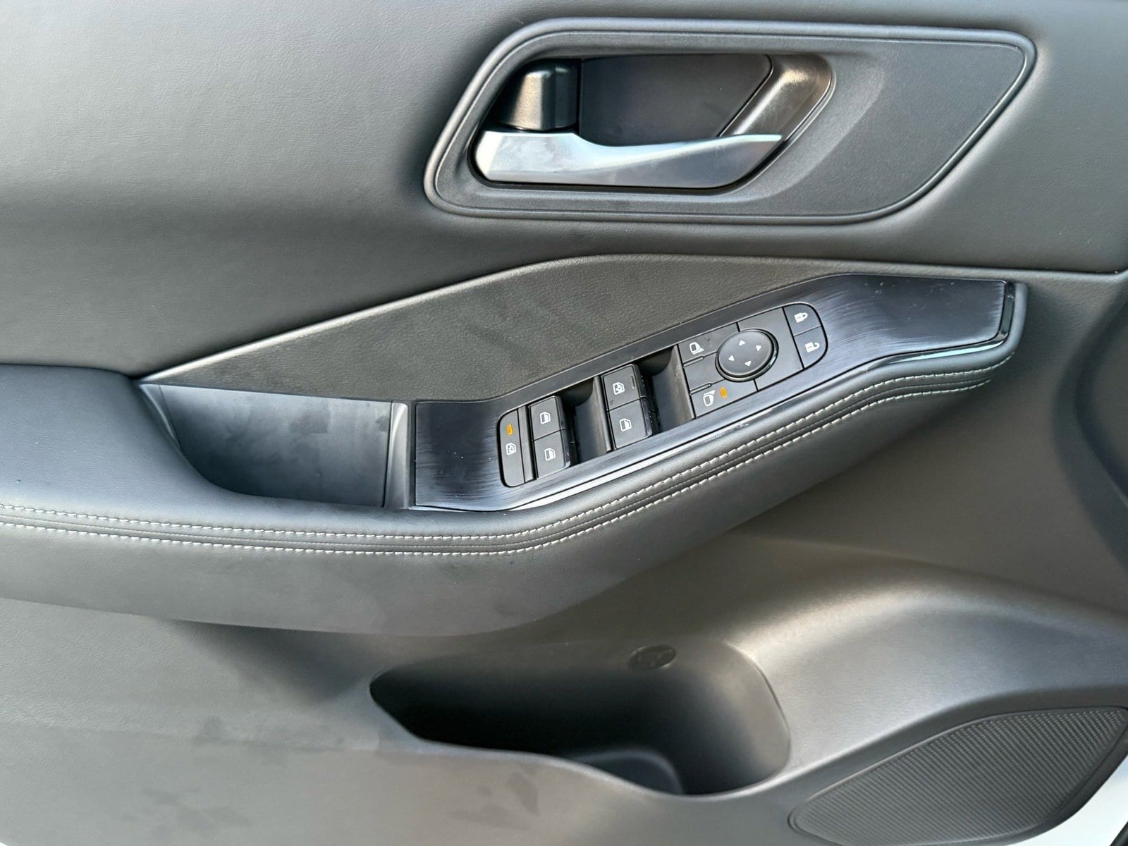 2026 Nissan Rogue SV photo 4