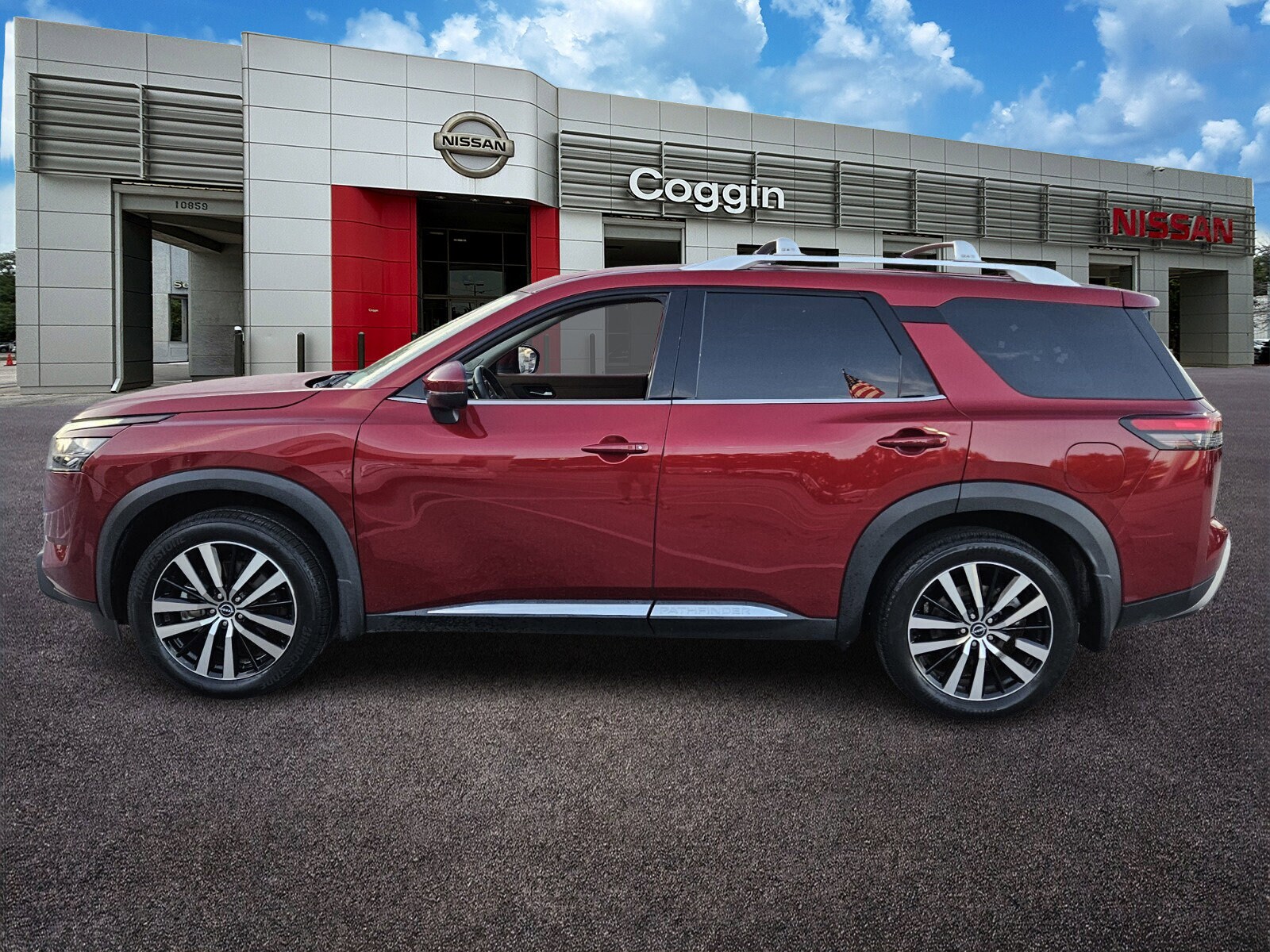 2023 Nissan Pathfinder Platinum photo 3