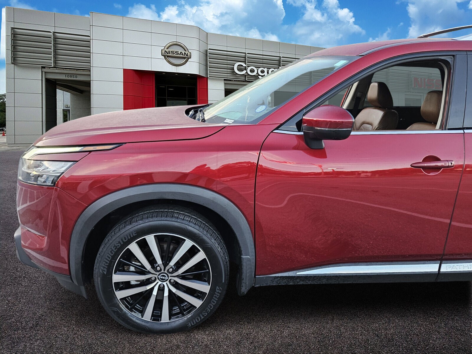 2023 Nissan Pathfinder Platinum photo 2