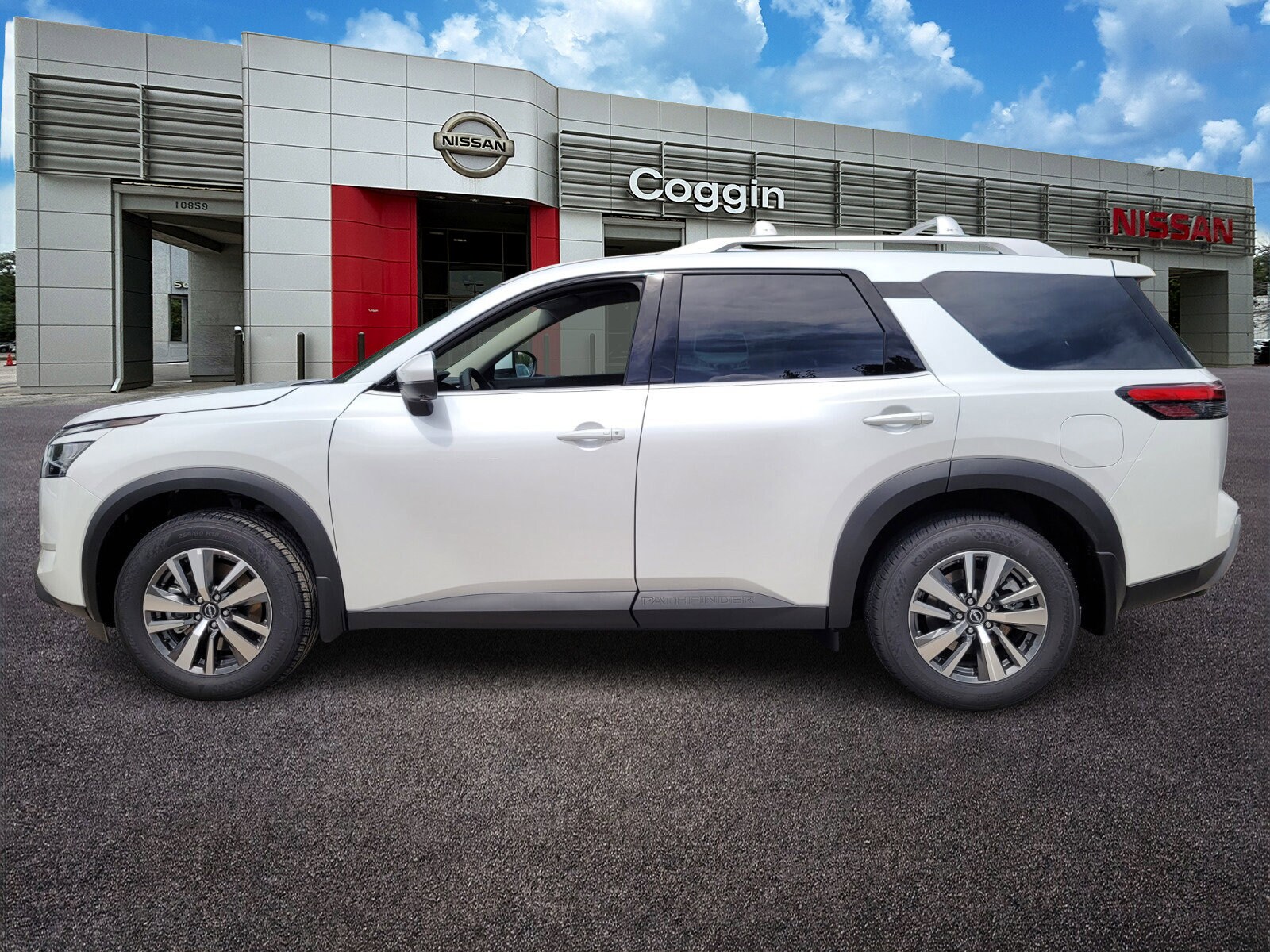 2025 Nissan Pathfinder SL photo 3