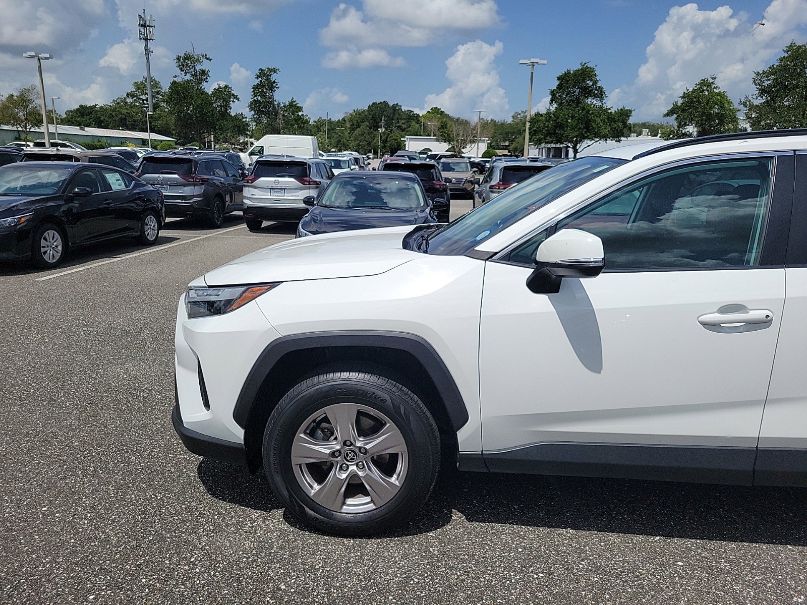 Used 2022 Toyota RAV4 XLE with VIN 2T3W1RFV5NW206075 for sale in Jacksonville, FL