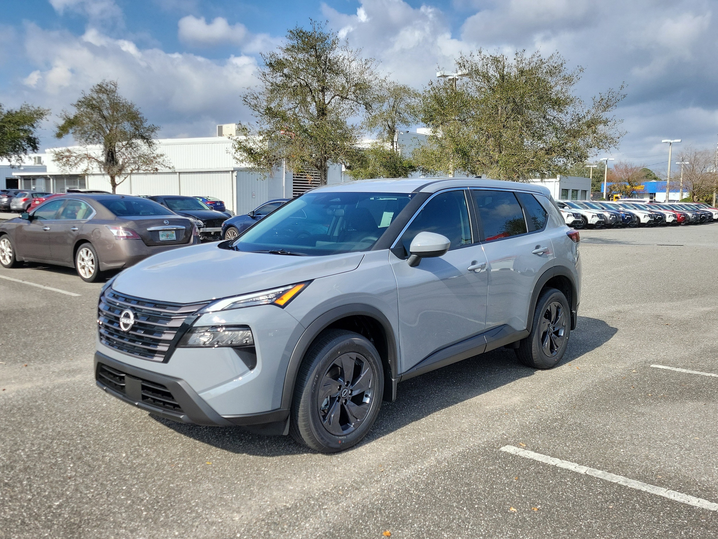 2026 Nissan Rogue SV's photo