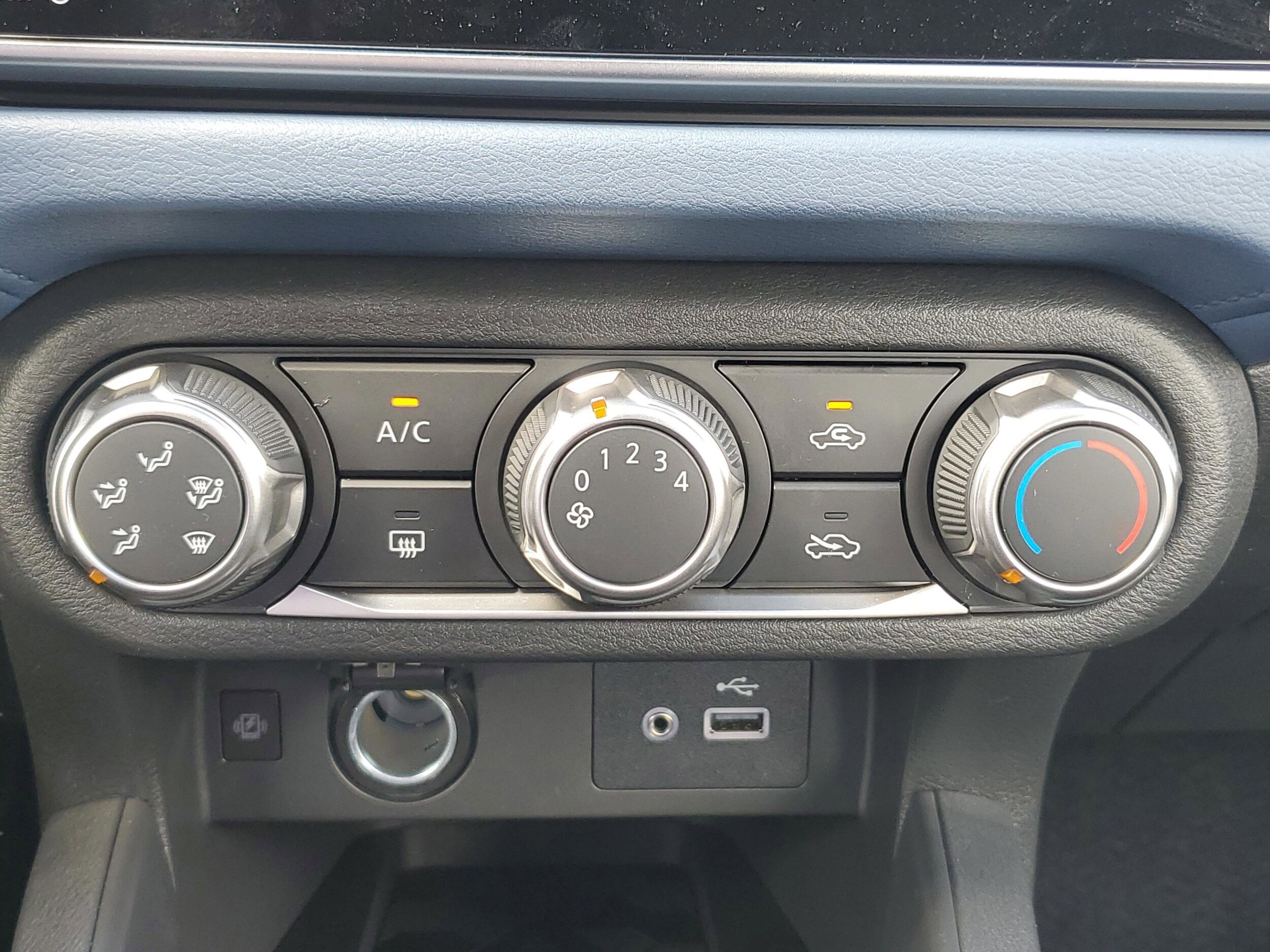 2025 Nissan Versa Sedan SV - Photo 32