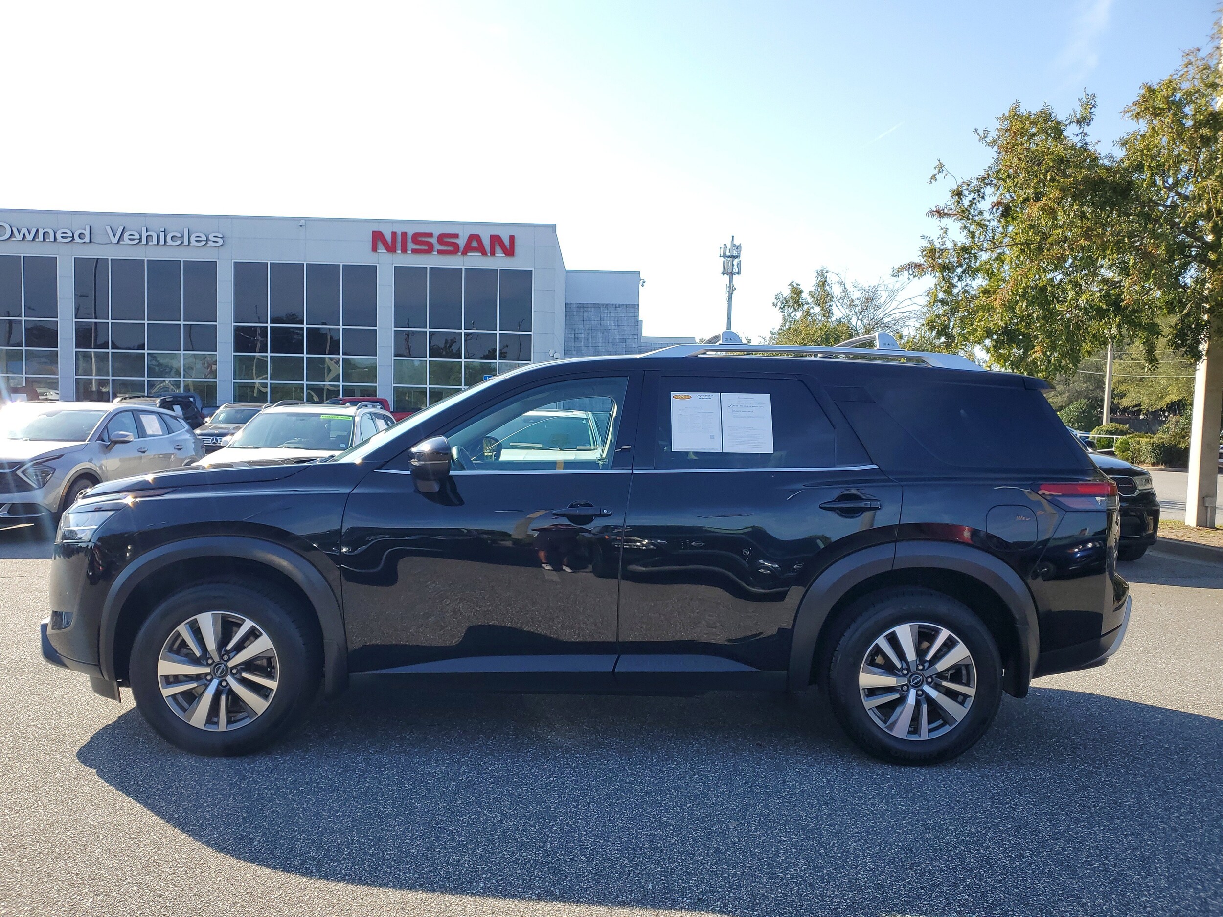 2023 Nissan Pathfinder SL photo 2