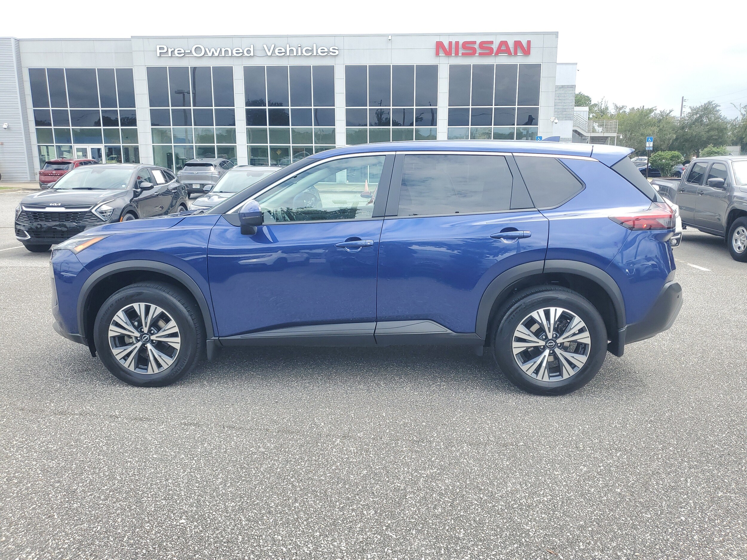 2022 Nissan Rogue SV photo 2