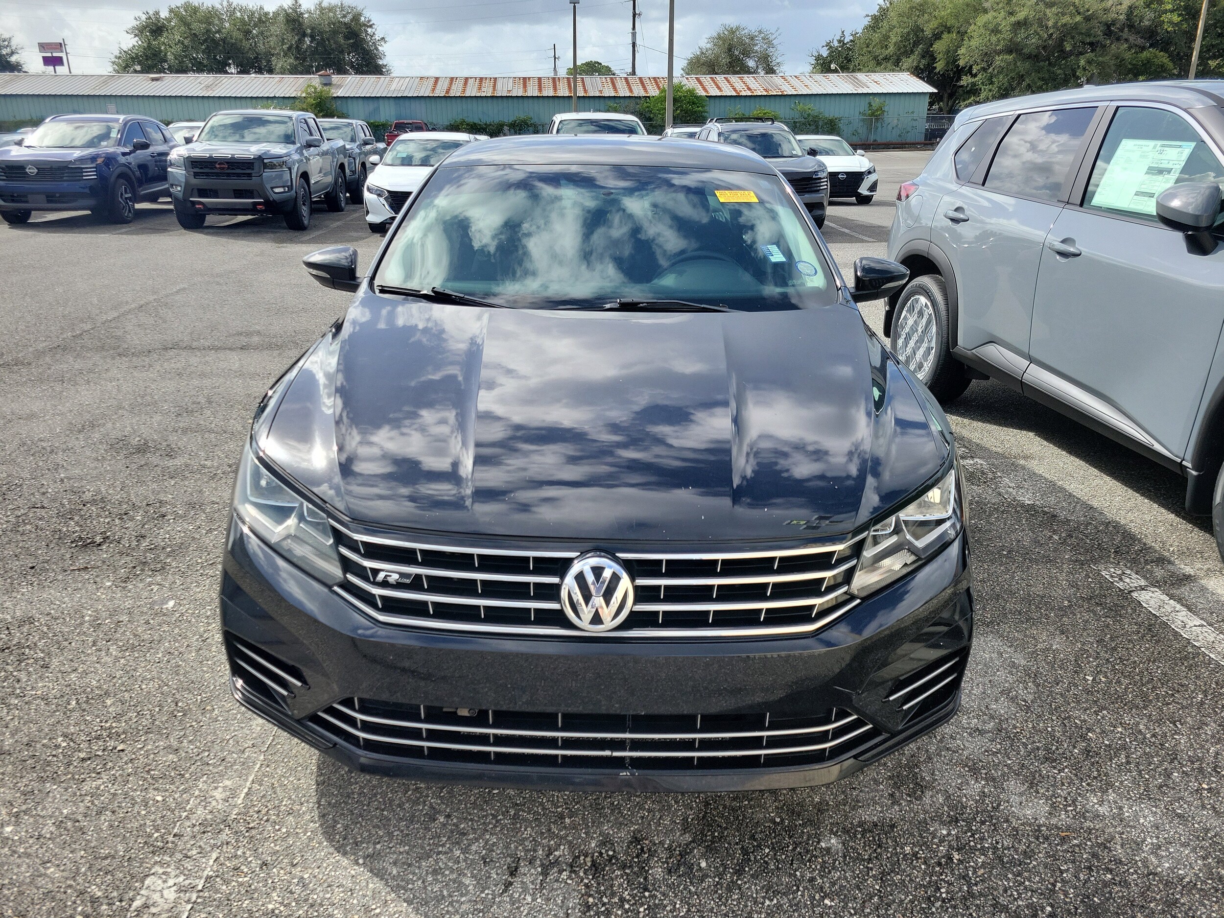 2016 Volkswagen Passat R-Line photo 2