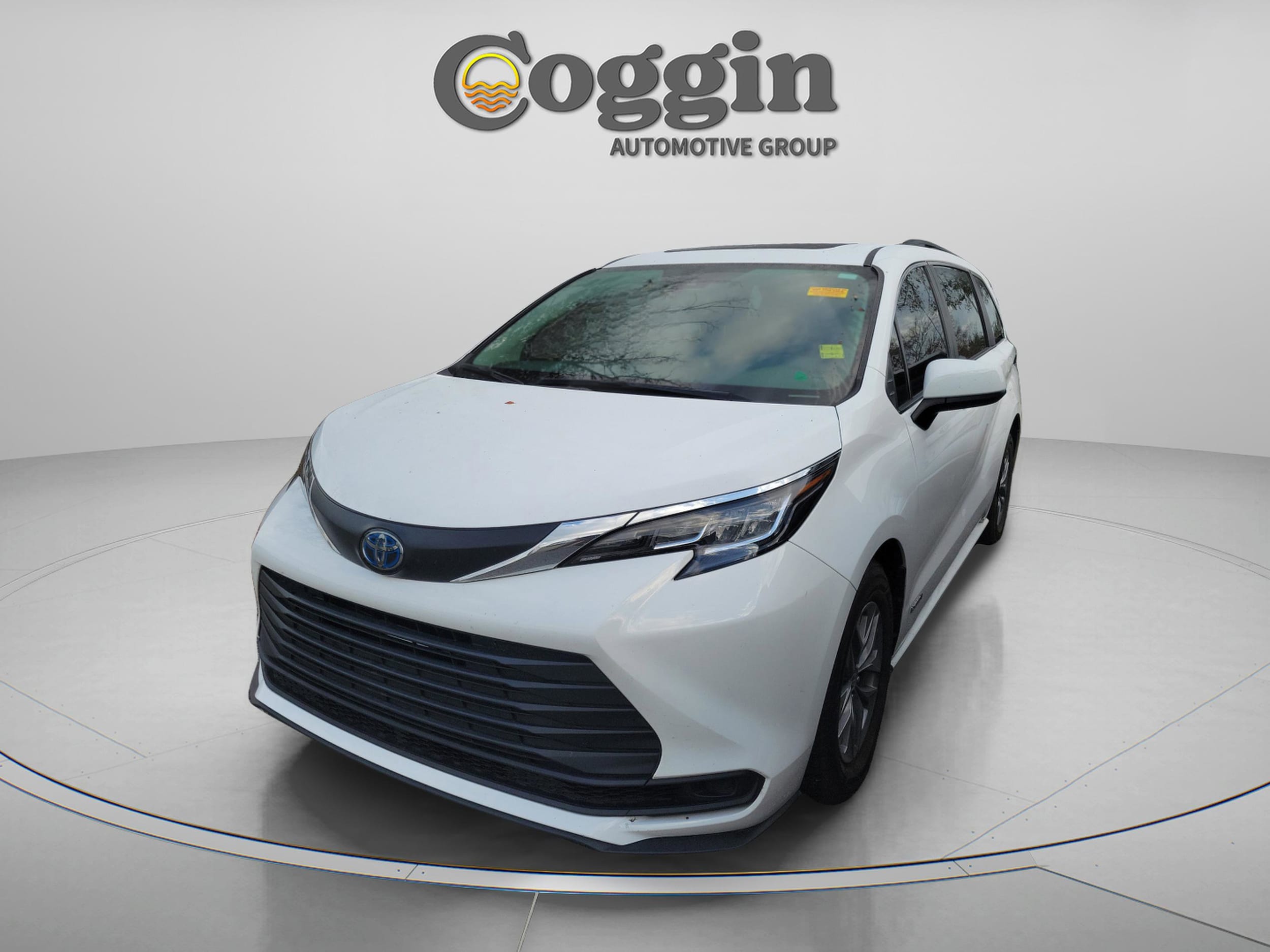 2021 Toyota Sienna LE's photo
