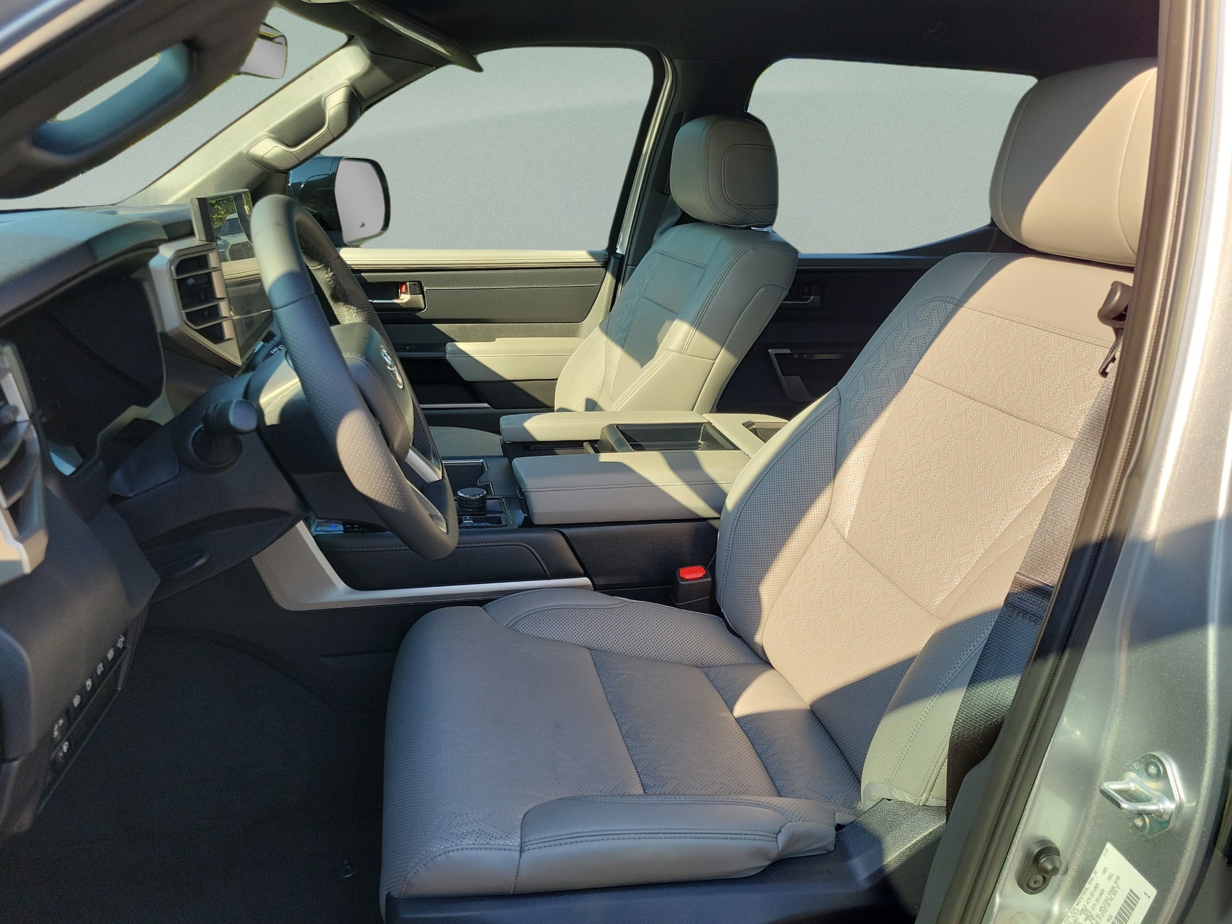 2025 Toyota Tundra Limited - Photo 10