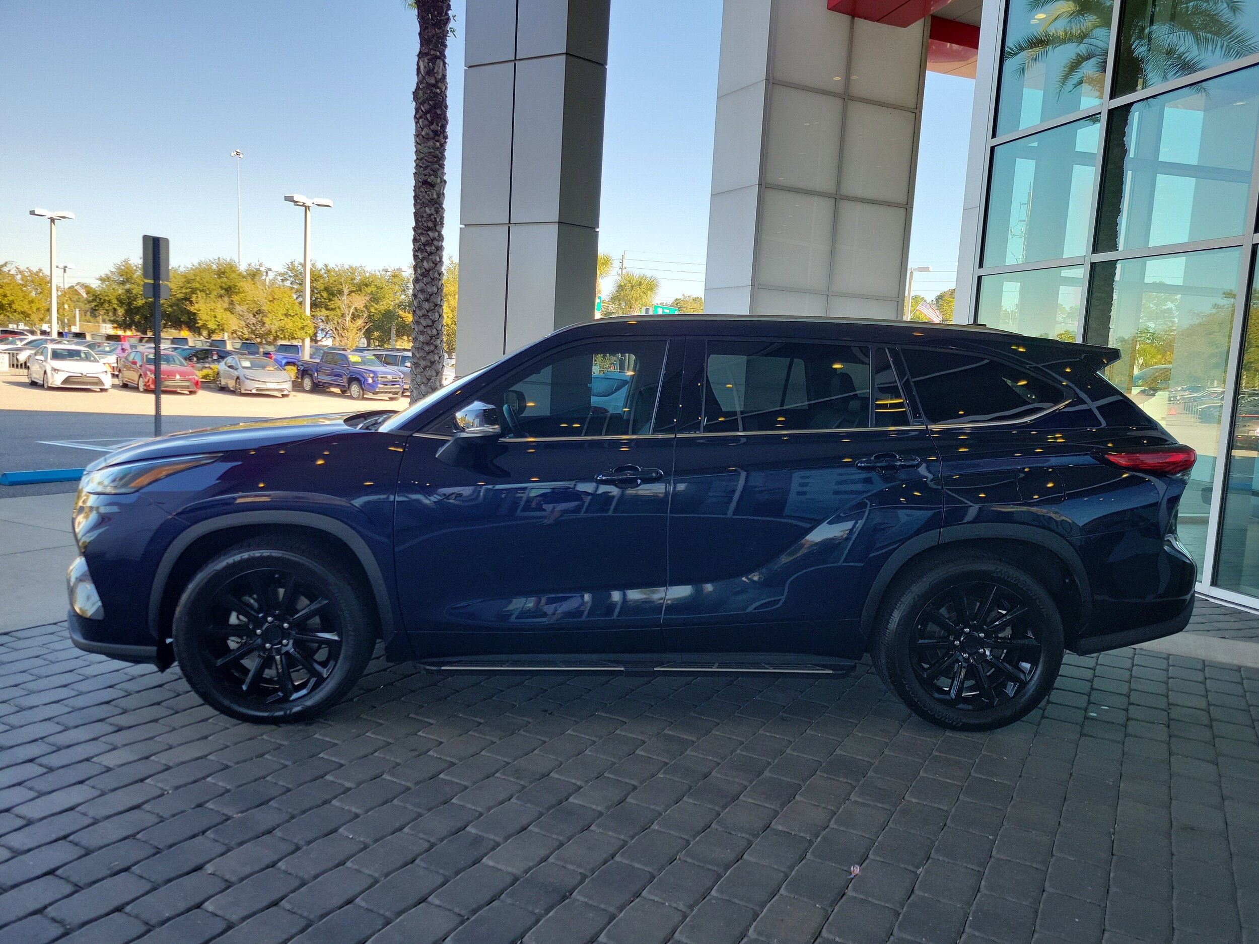 2021 Toyota Highlander XLE photo 3