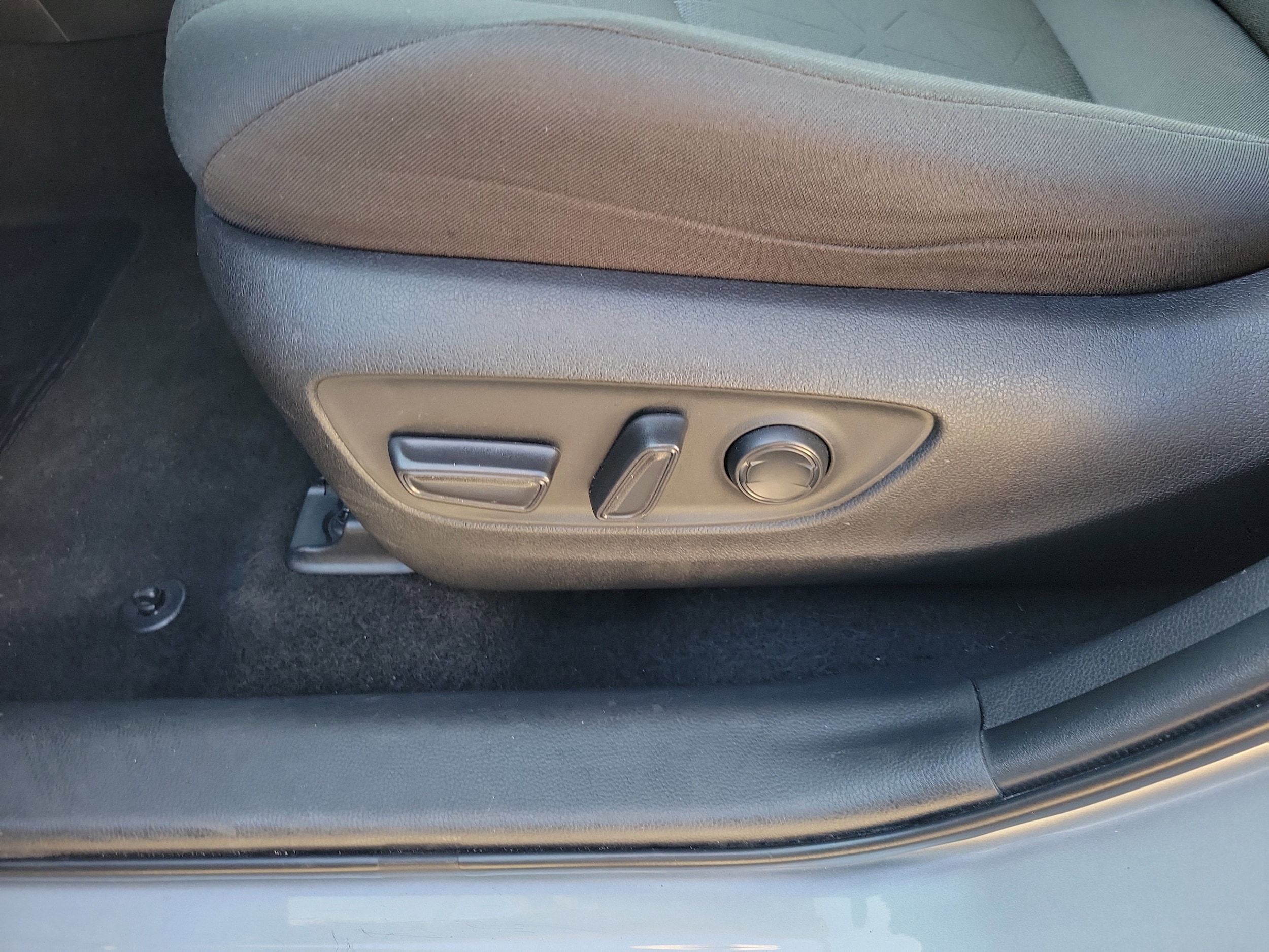 2024 Toyota RAV4 XLE - Photo 27