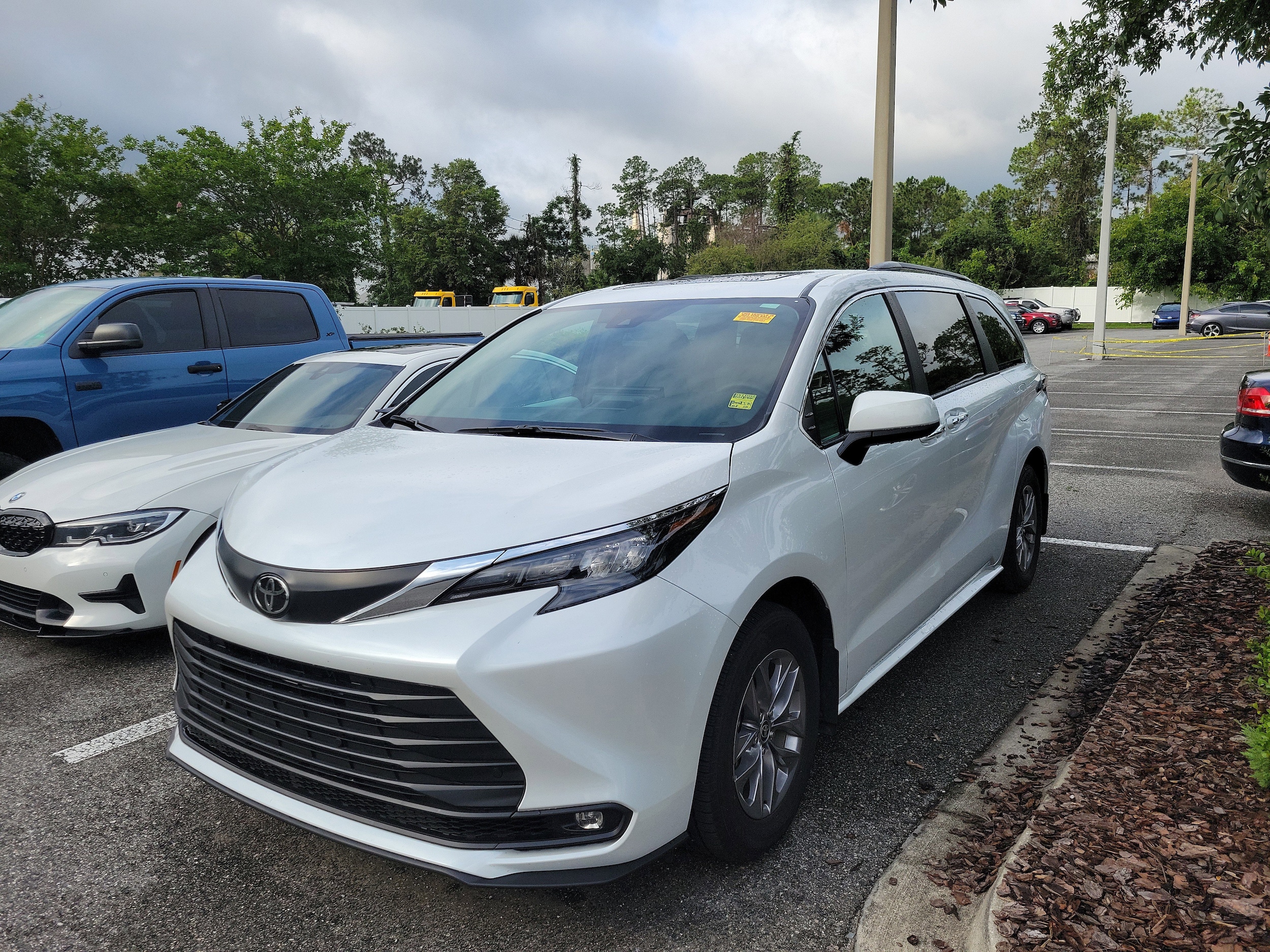 2026 Toyota Sienna XLE 8-Passenger Hybrid FWD's photo