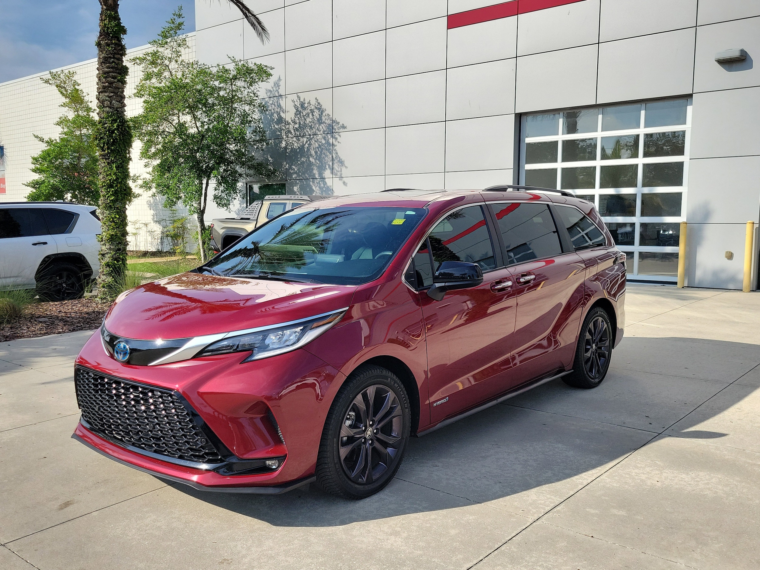 2021 Toyota Sienna XSE 7-Passenger Hybrid FWD's photo
