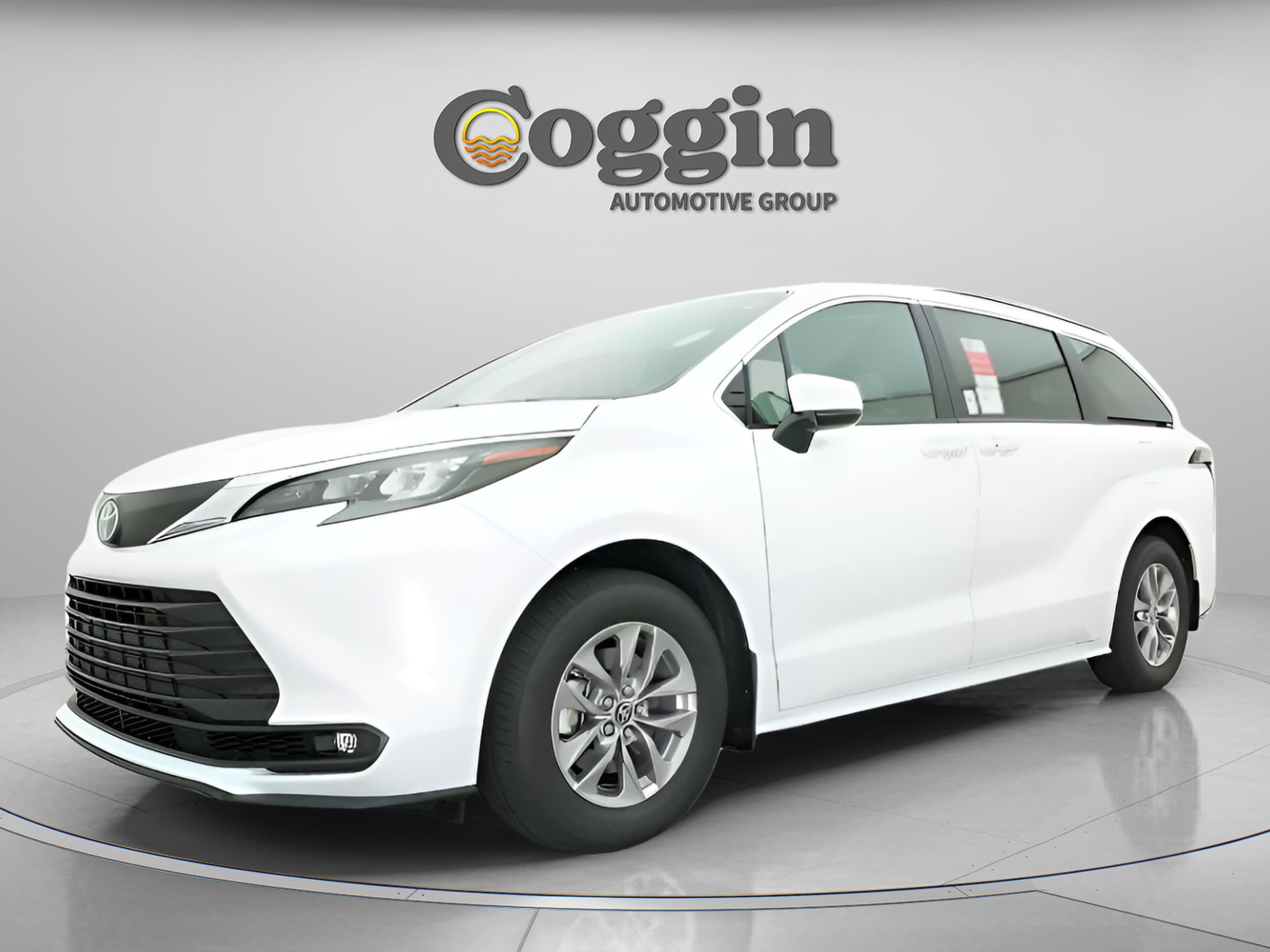 2025 Toyota Sienna XLE 8-Passenger Hybrid FWD's photo