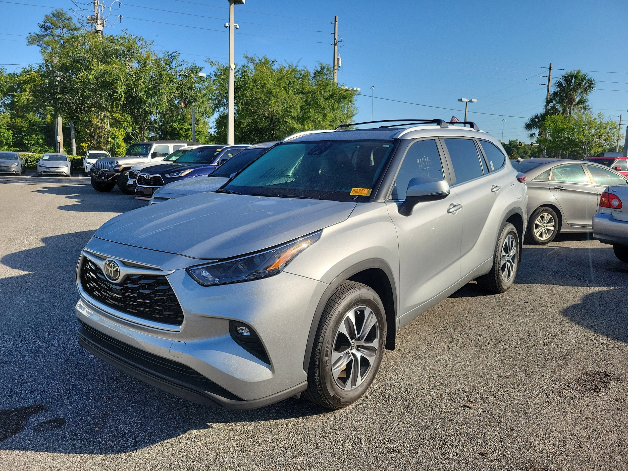 2023 Toyota Highlander XLE FWD's photo