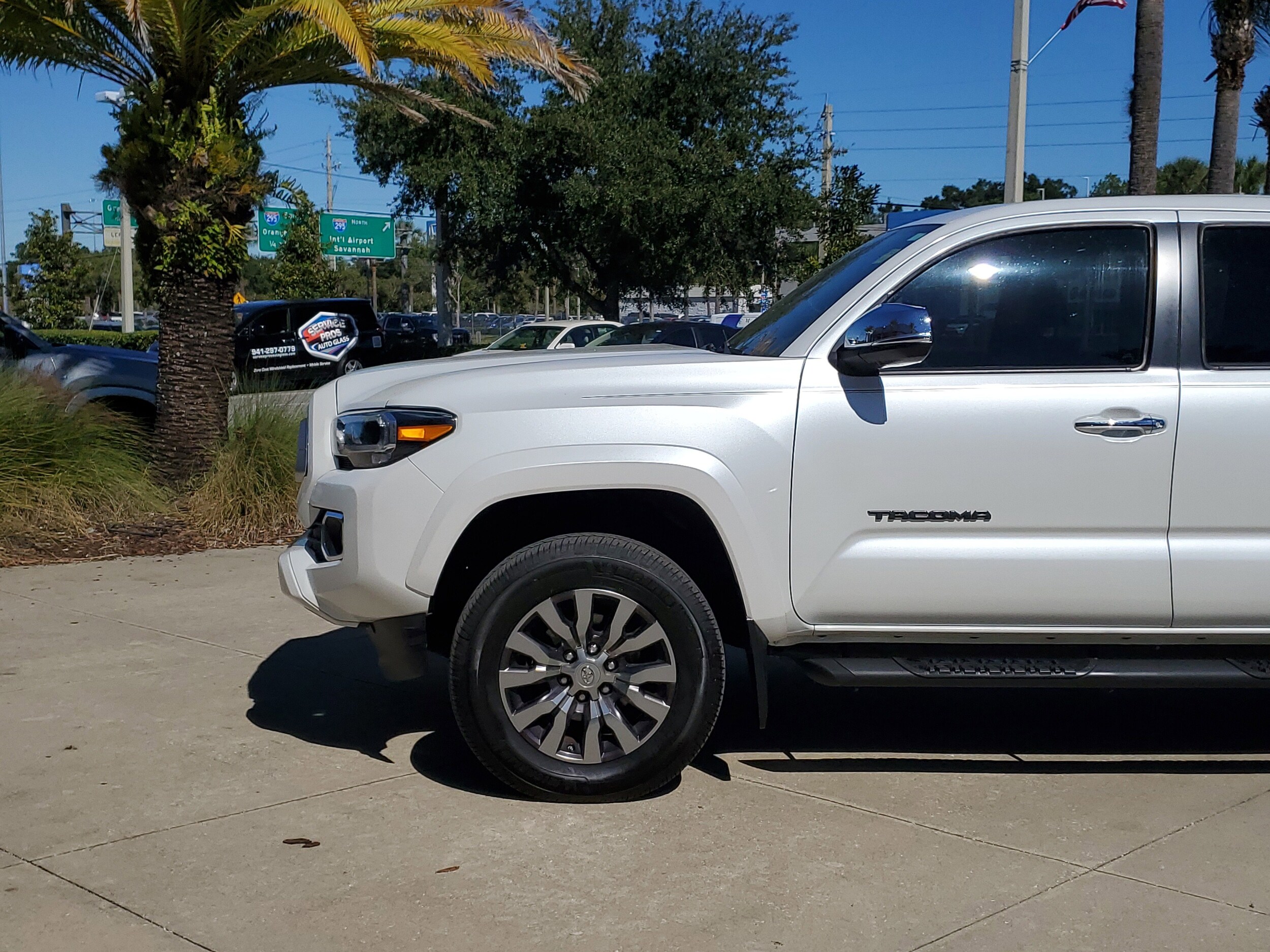 2021 Toyota Tacoma Limited V6 photo 2