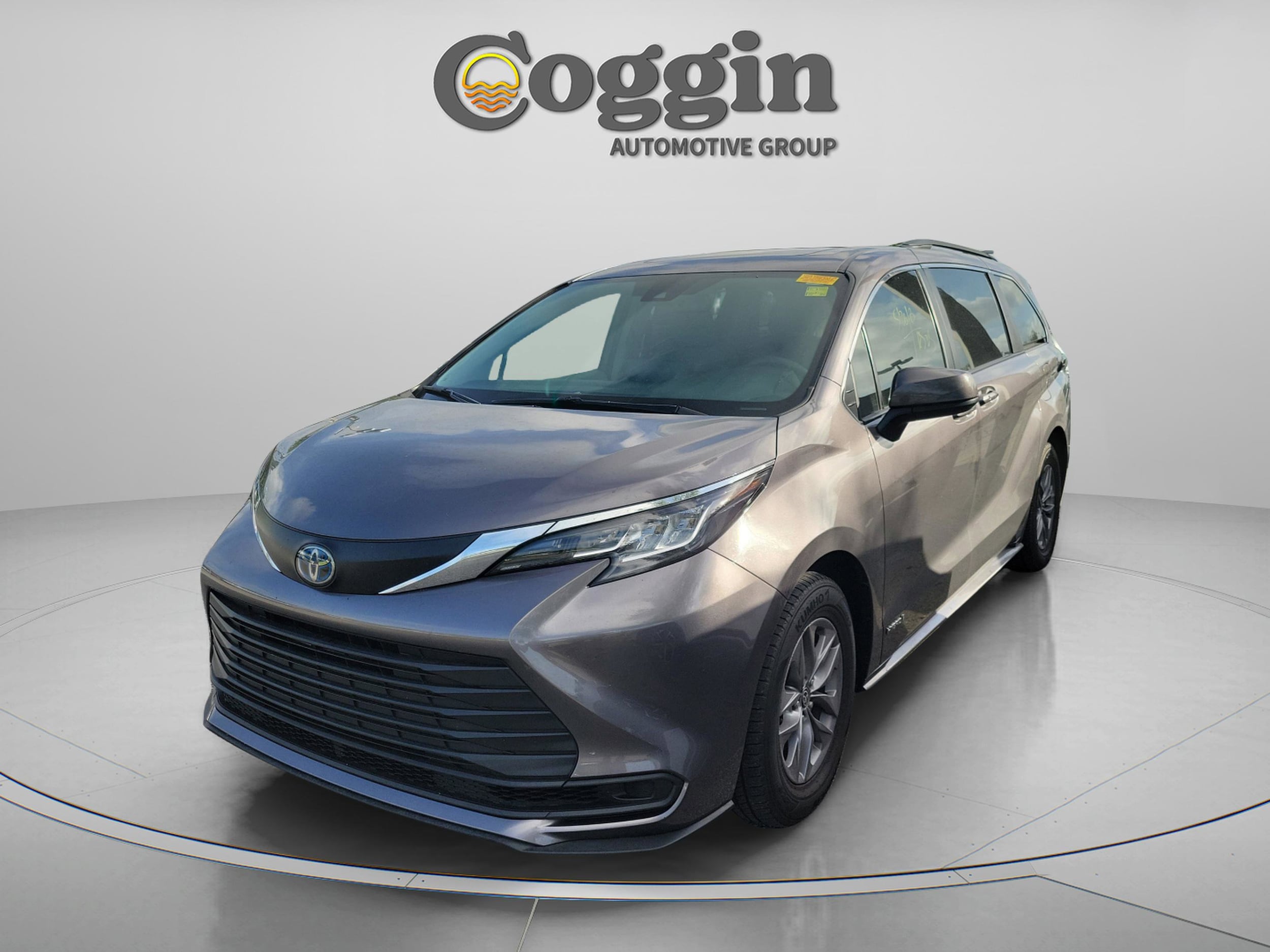 2021 Toyota Sienna LE 8-Passenger Hybrid AWD's photo