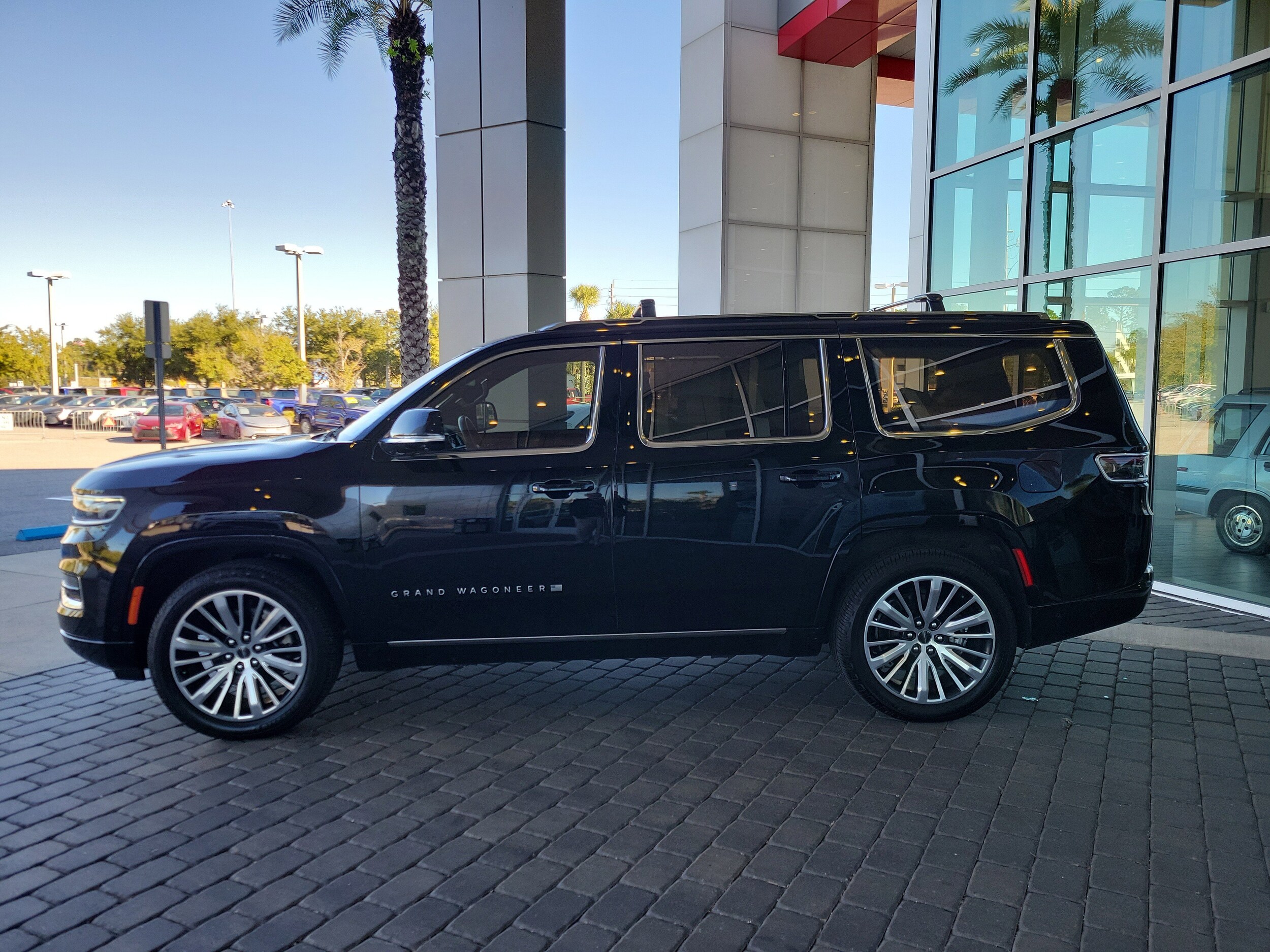 2022 Jeep Grand Wagoneer III photo 3
