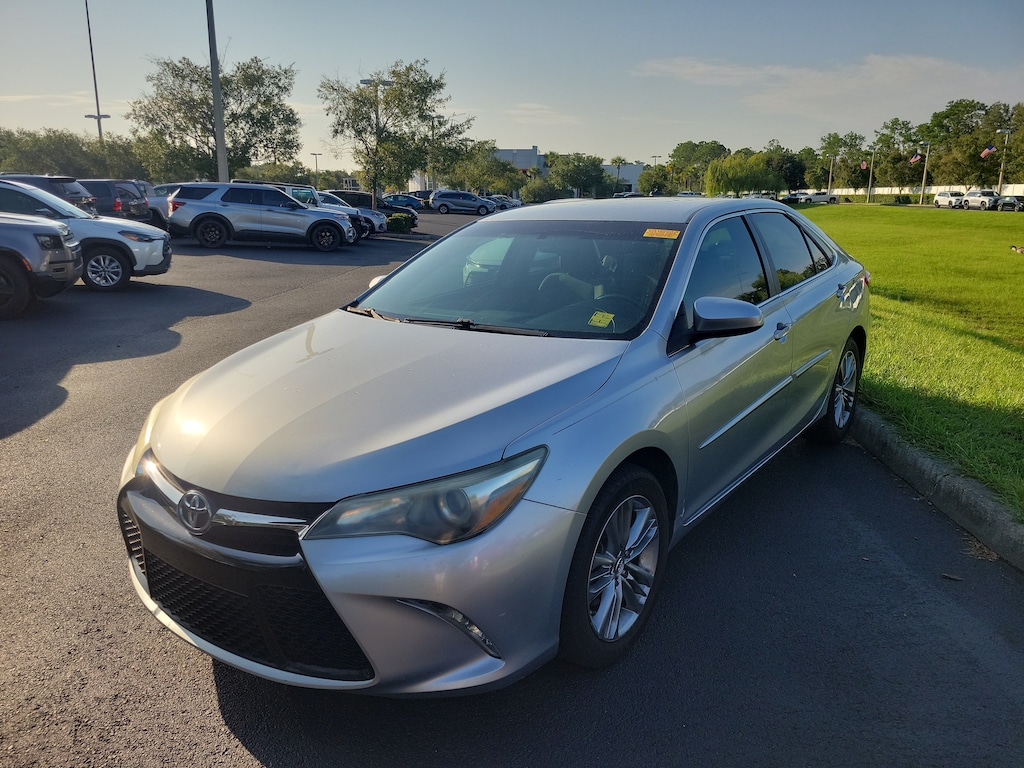 Used 2015 Toyota Camry SE Sedan