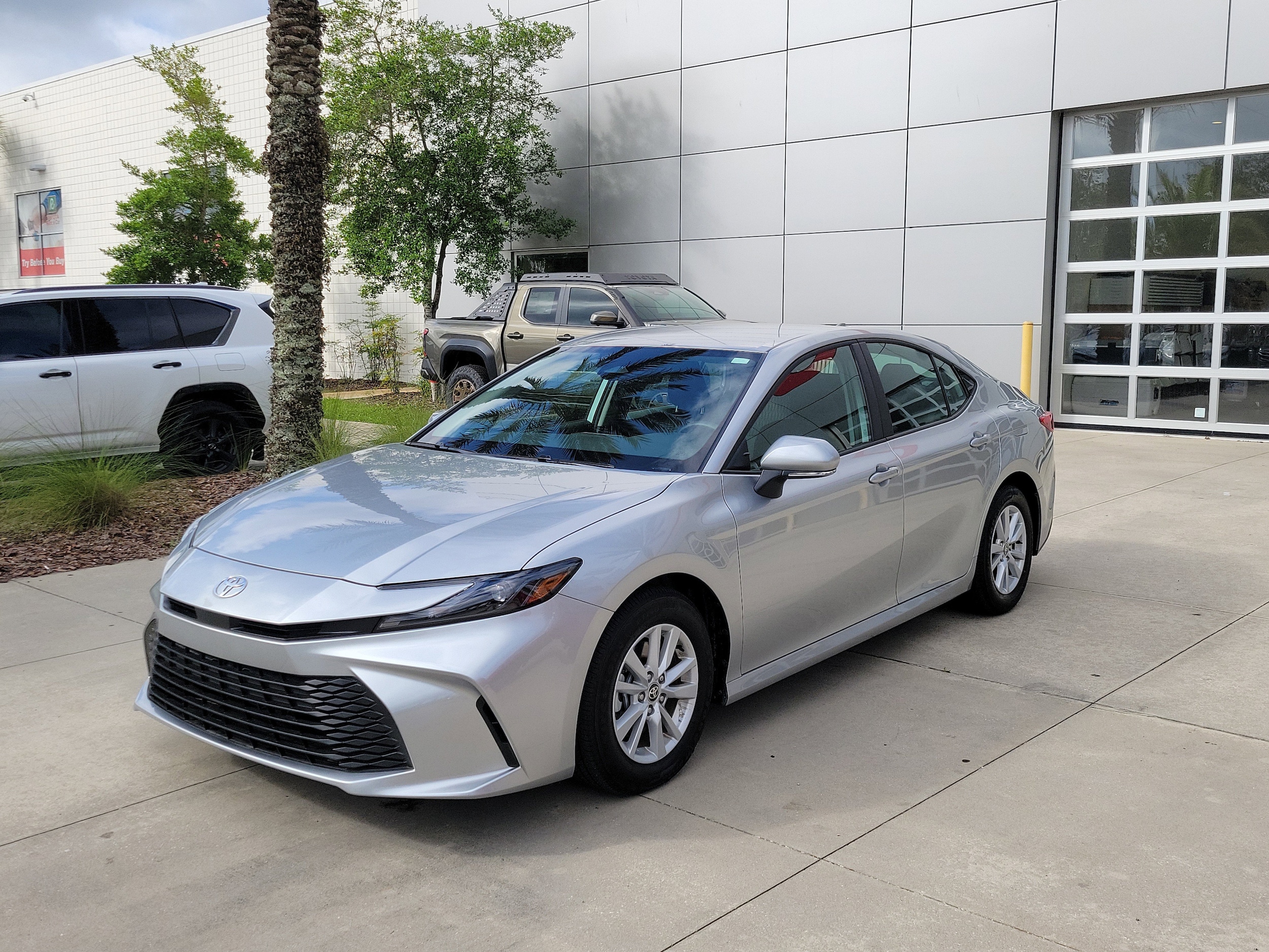 2026 Toyota Camry LE Hybrid's photo