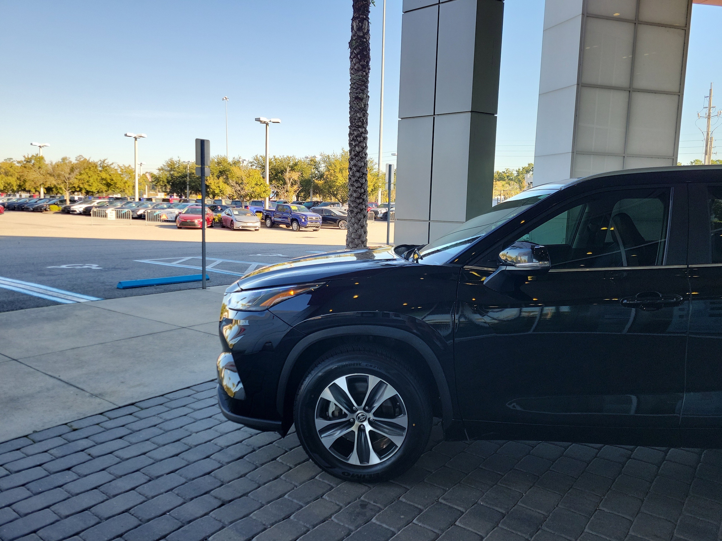 2023 Toyota Highlander L photo 2