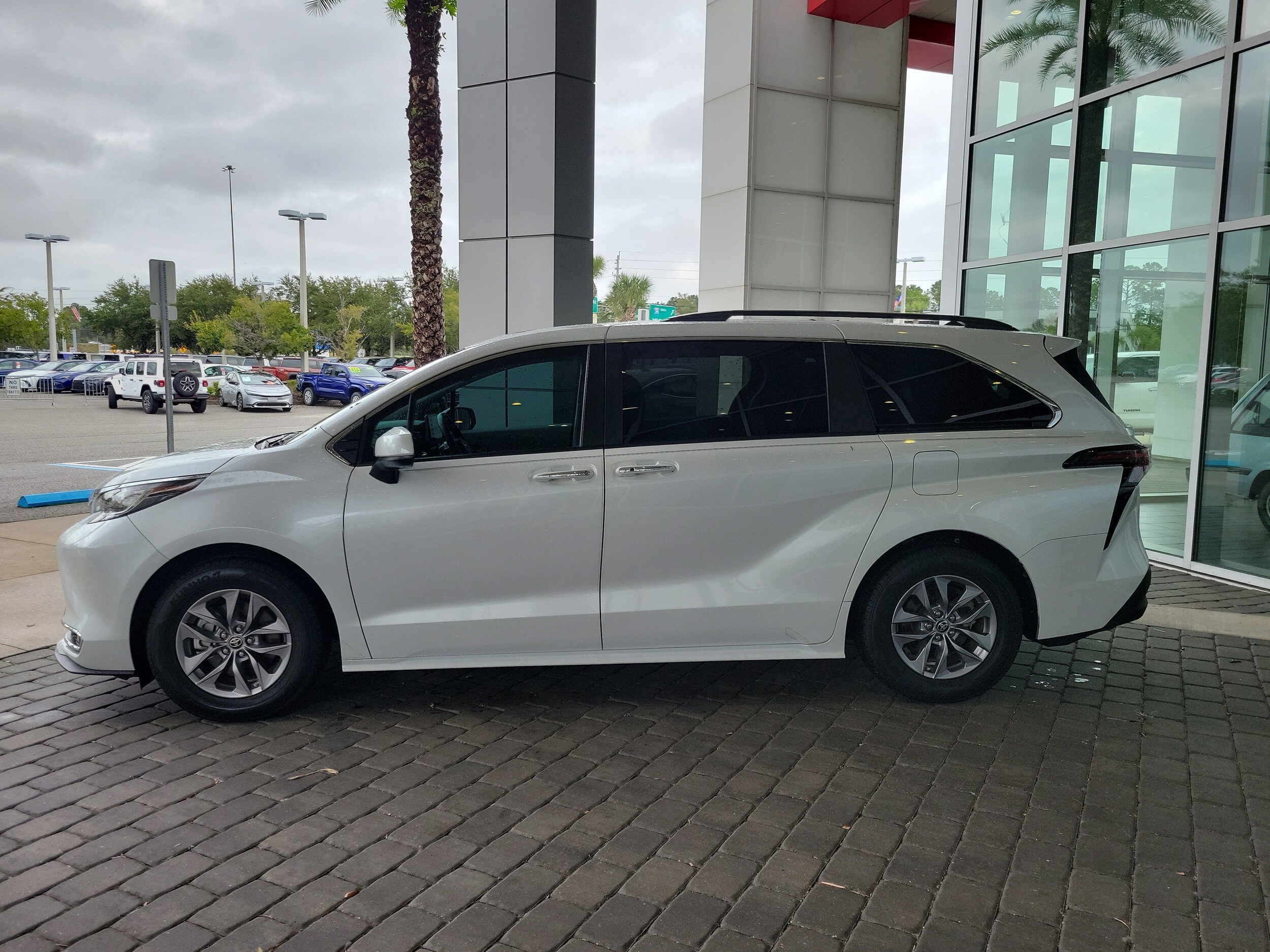 2023 Toyota Sienna XLE photo 3