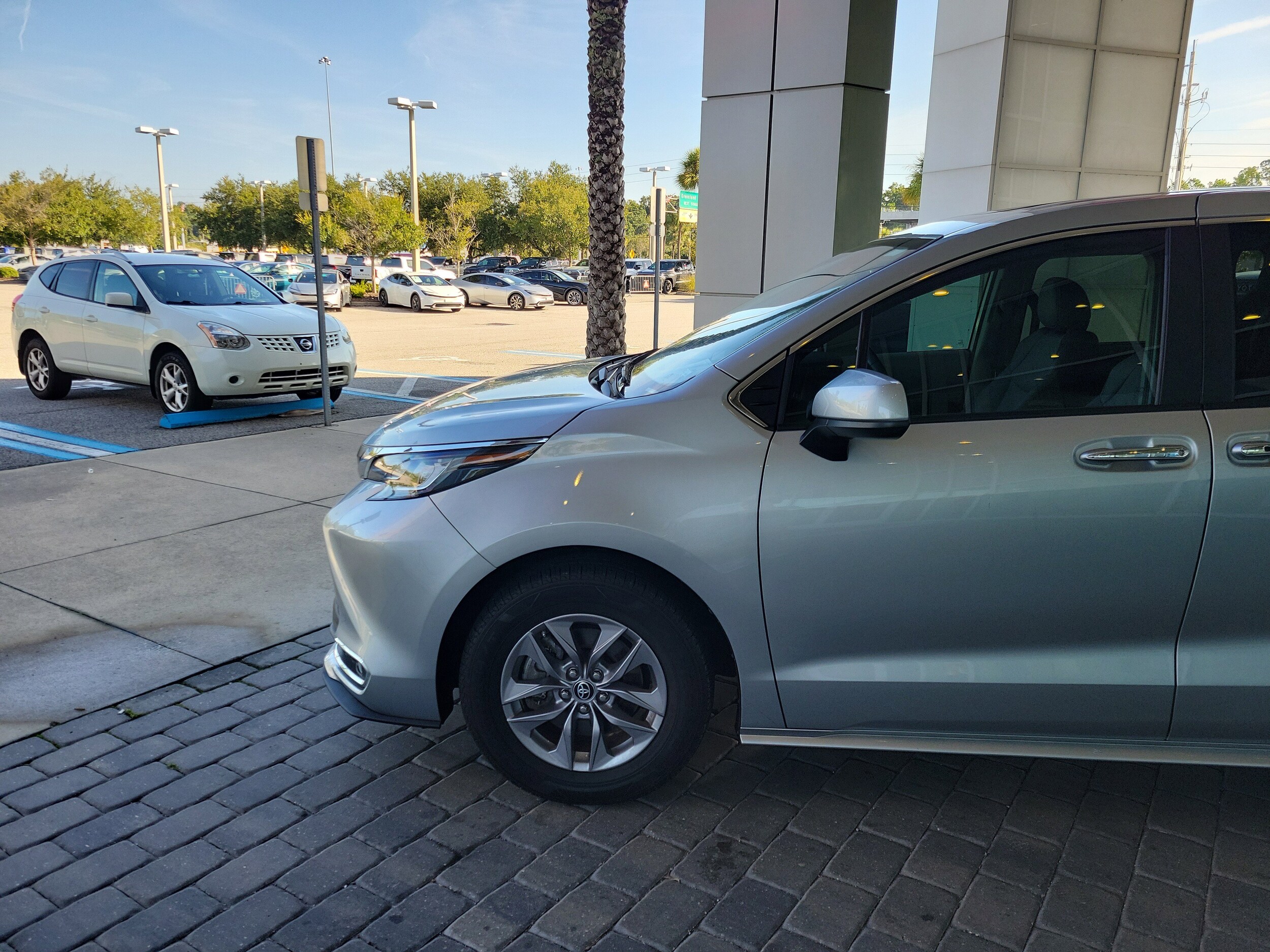2023 Toyota Sienna XLE photo 2