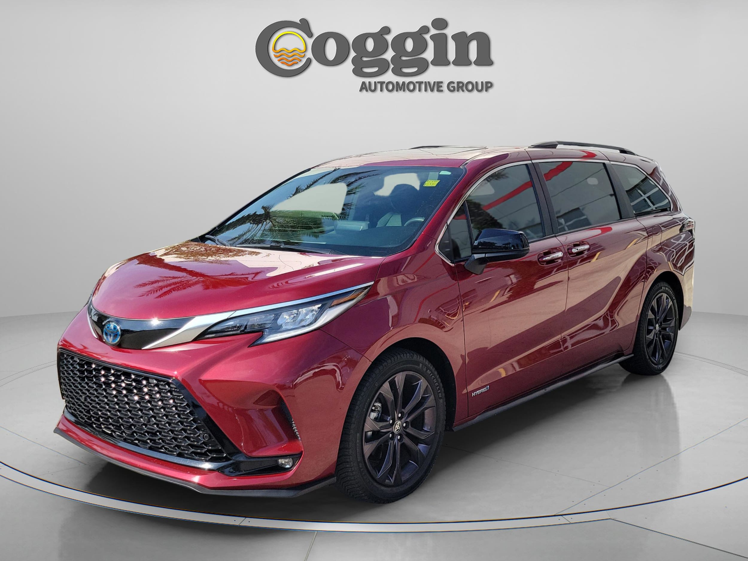 2021 Toyota Sienna XSE 7-Passenger Hybrid FWD's photo