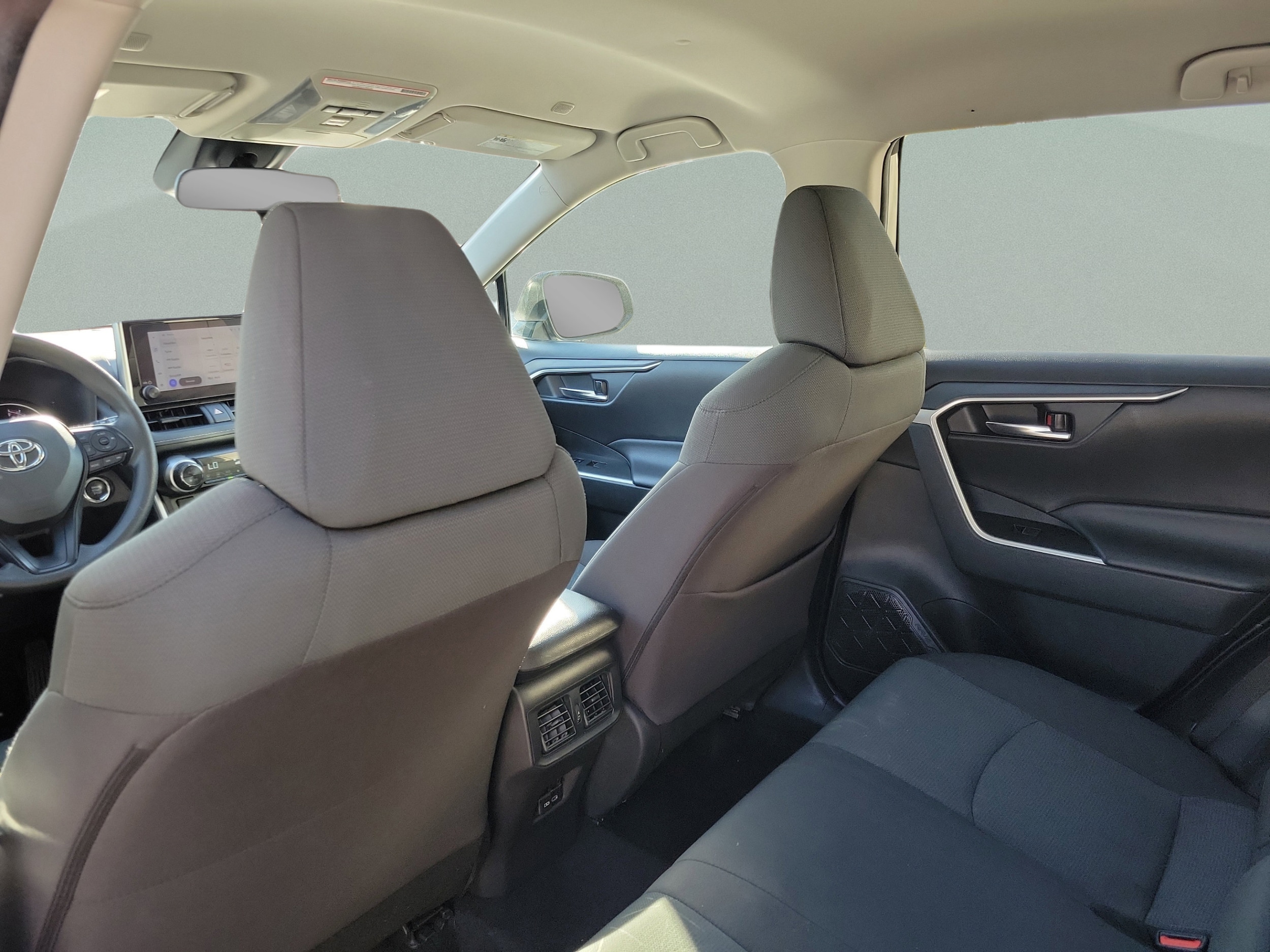 2024 Toyota RAV4 XLE - Photo 12