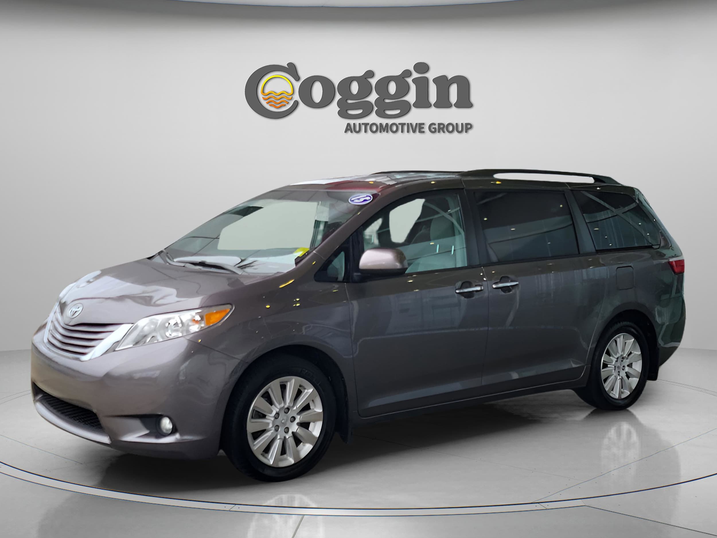 2015 Toyota Sienna XLE's photo