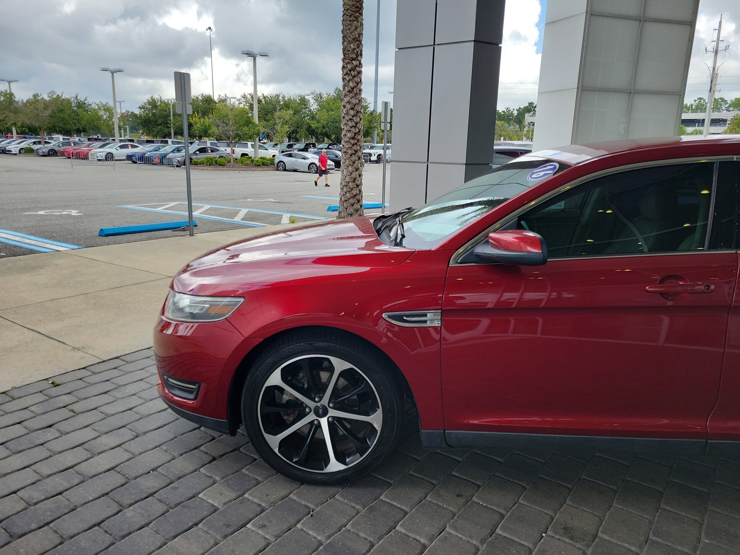 2015 Ford Taurus SEL photo 2
