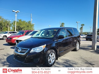 2010 Volkswagen Routan SE Van
