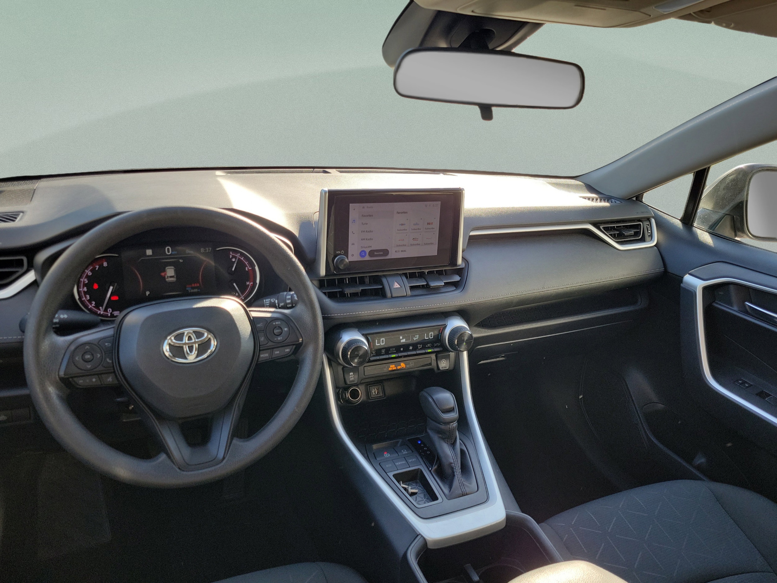 2024 Toyota RAV4 XLE - Photo 15
