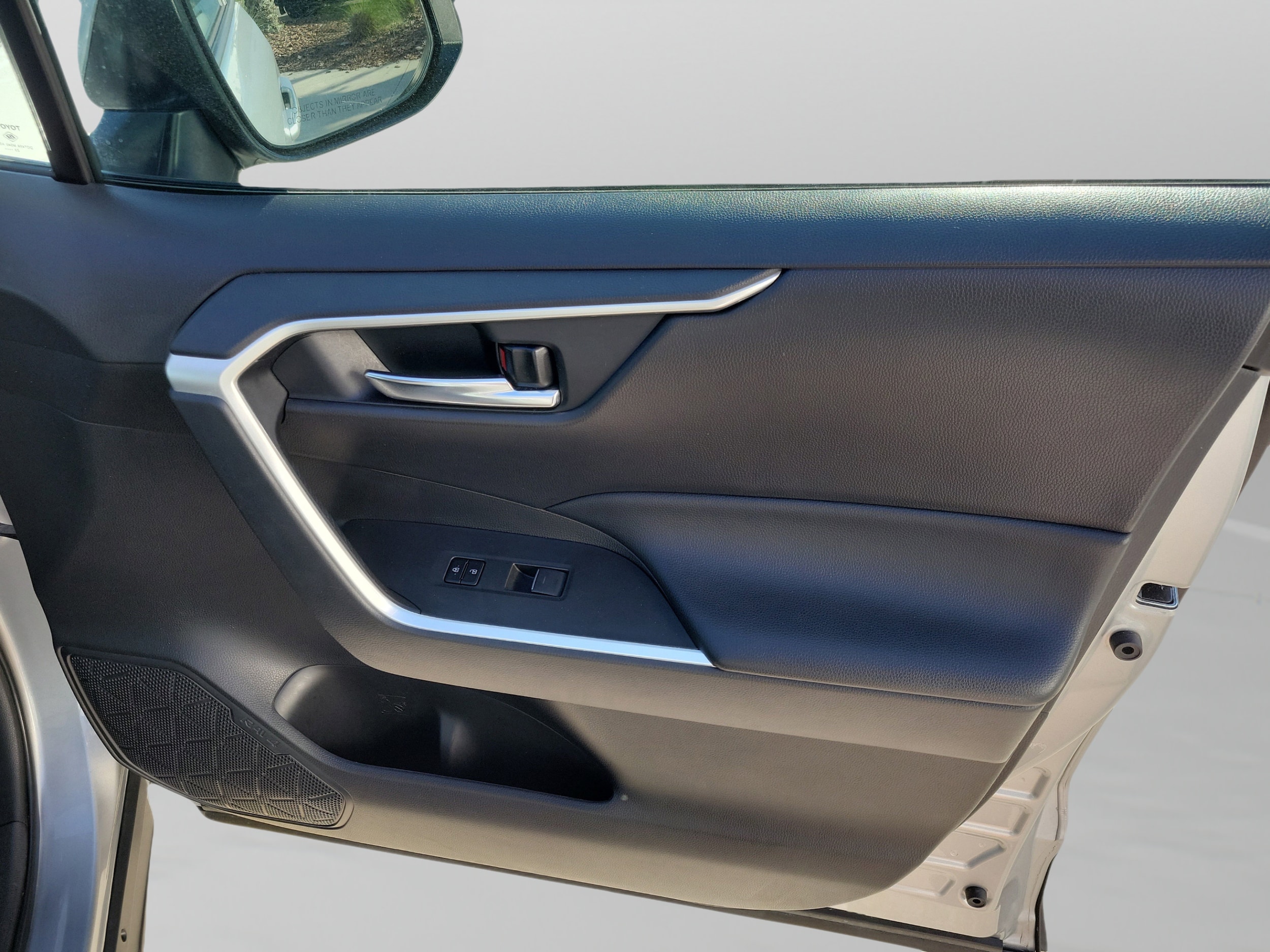 2024 Toyota RAV4 XLE - Photo 10
