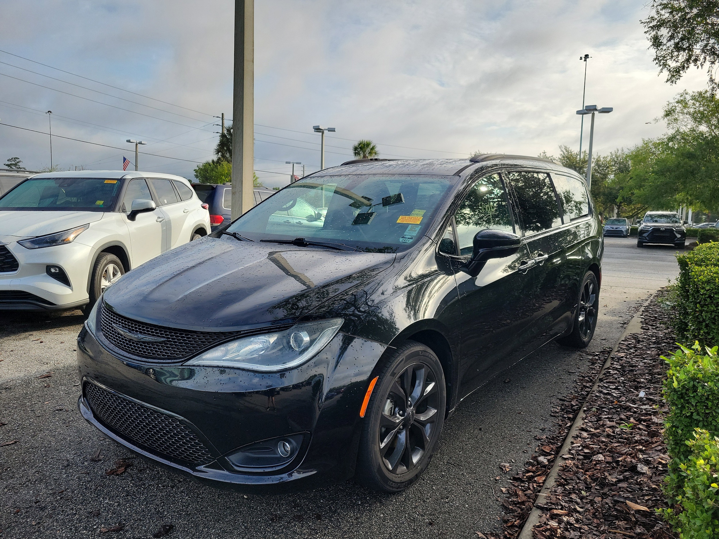 2019 Chrysler Pacifica Limited's photo