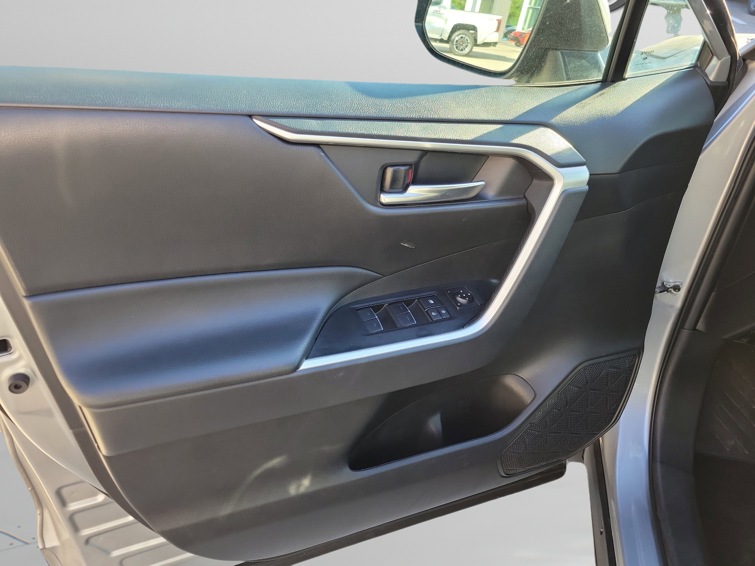 2024 Toyota RAV4 XLE - Photo 29