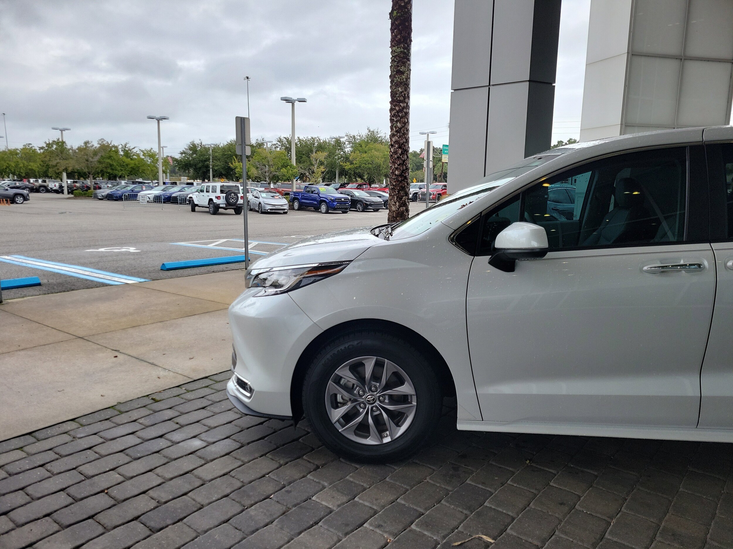 2023 Toyota Sienna XLE photo 2