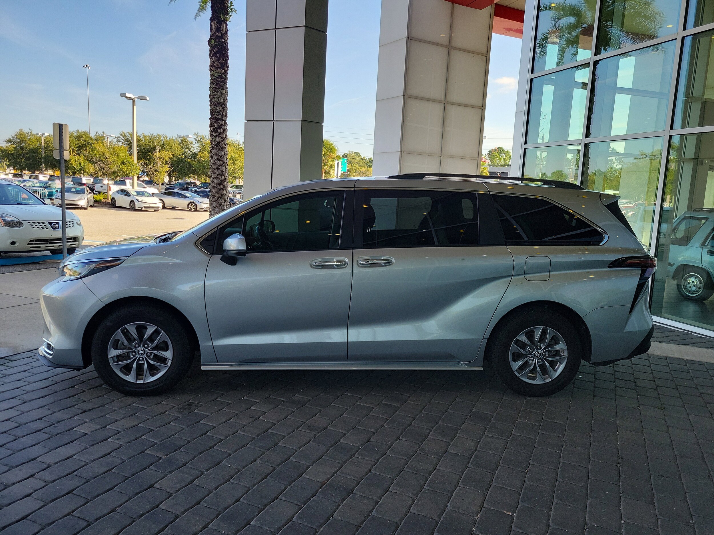 2023 Toyota Sienna XLE photo 3