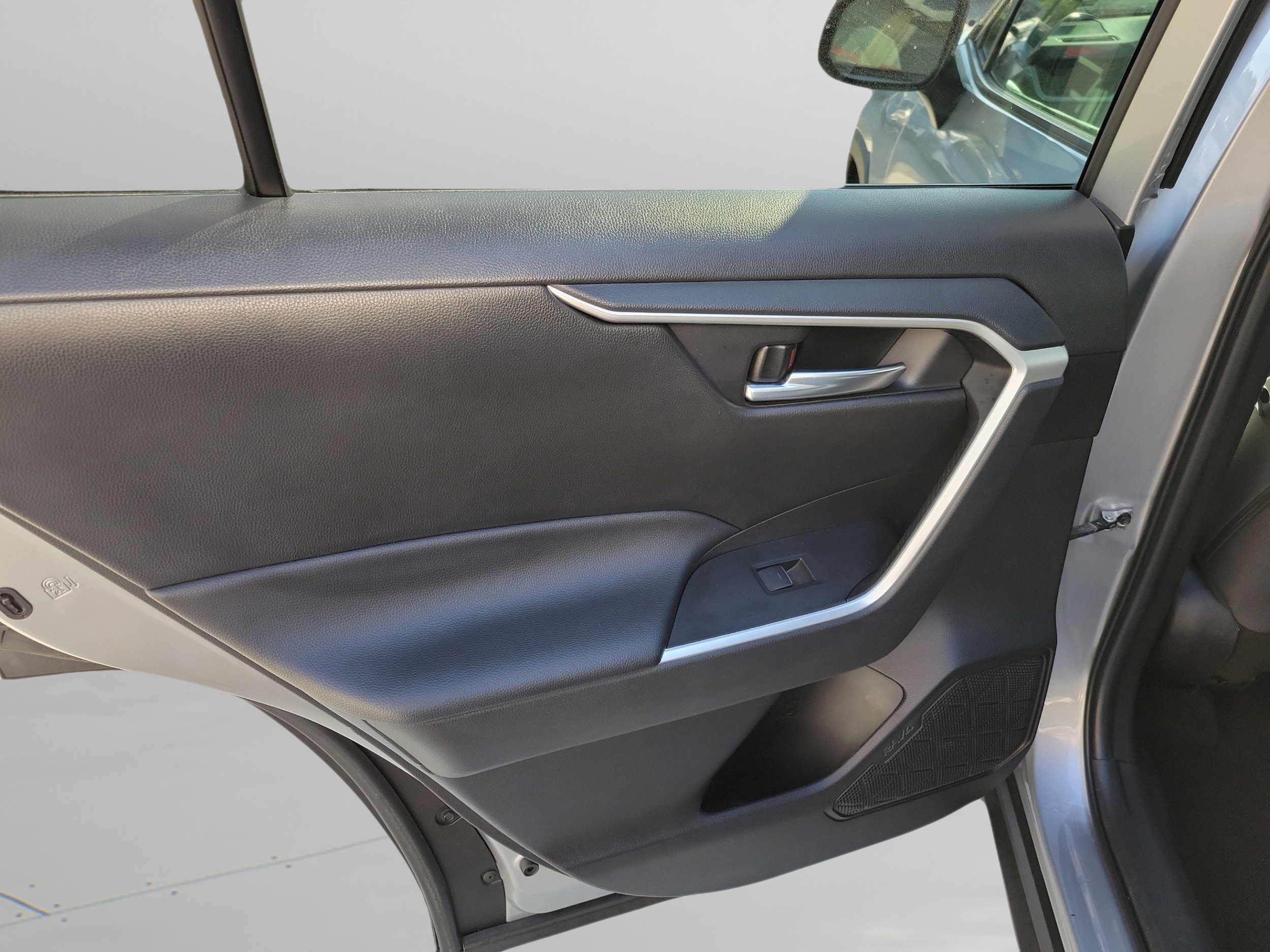 2024 Toyota RAV4 XLE - Photo 11